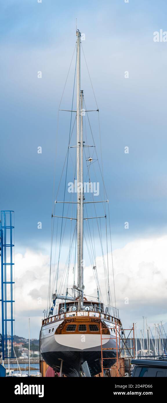 Weißes Luxus-Segelboot aus Holz aus dem Wasser wartet auf repariert werden. Stockfoto