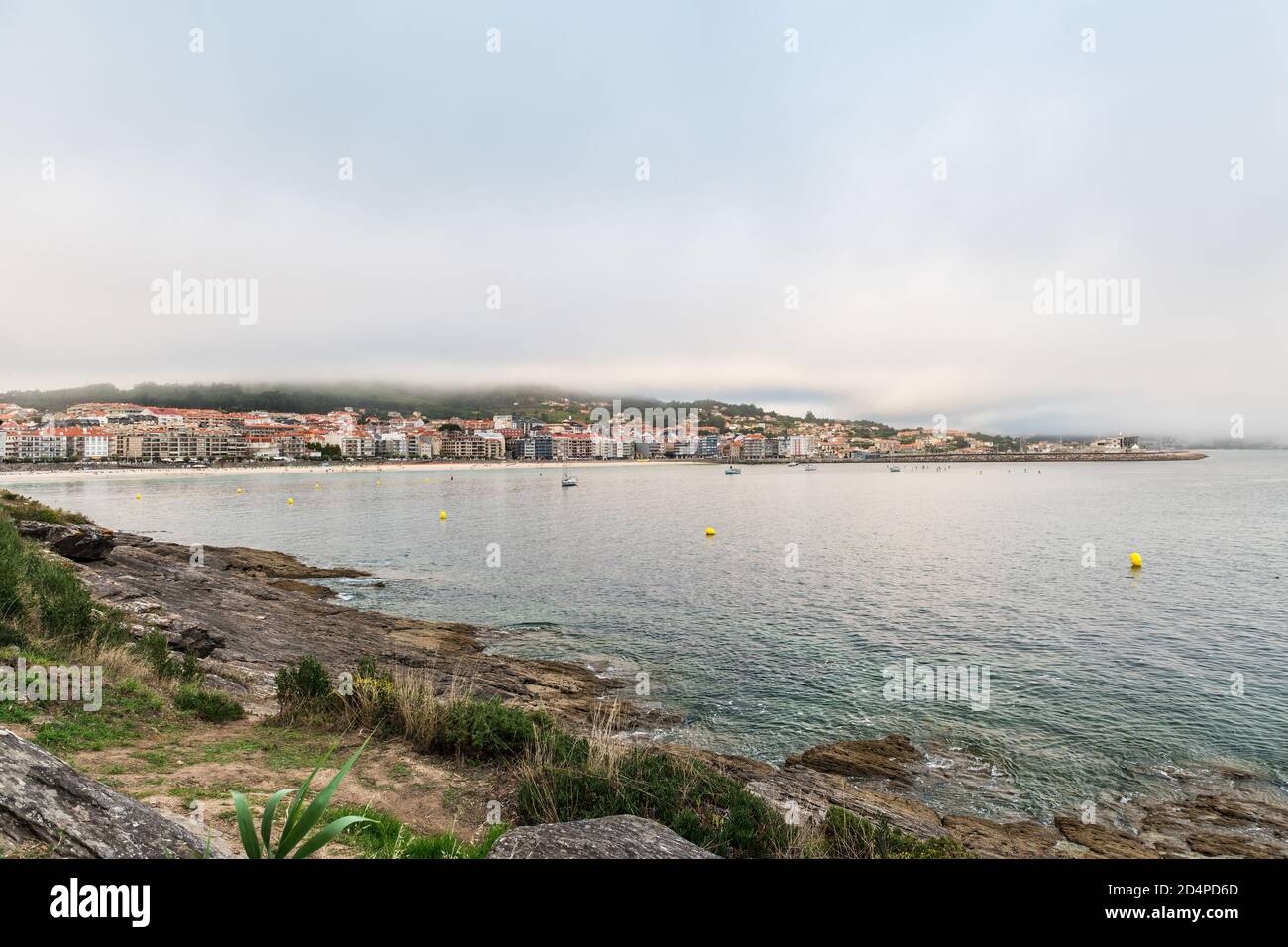 Panoramablick auf Sanxenxo und Silgar Strand am Ende eines bewölkten Sommertages in den Rias Baixas in Galicien, Spanien. Stockfoto Panoramablick auf Sanxenxo und Silgar Strand am Ende eines bewölkten Sommertages in den Rias Baixas in Galicien, Spanien. Stockfoto