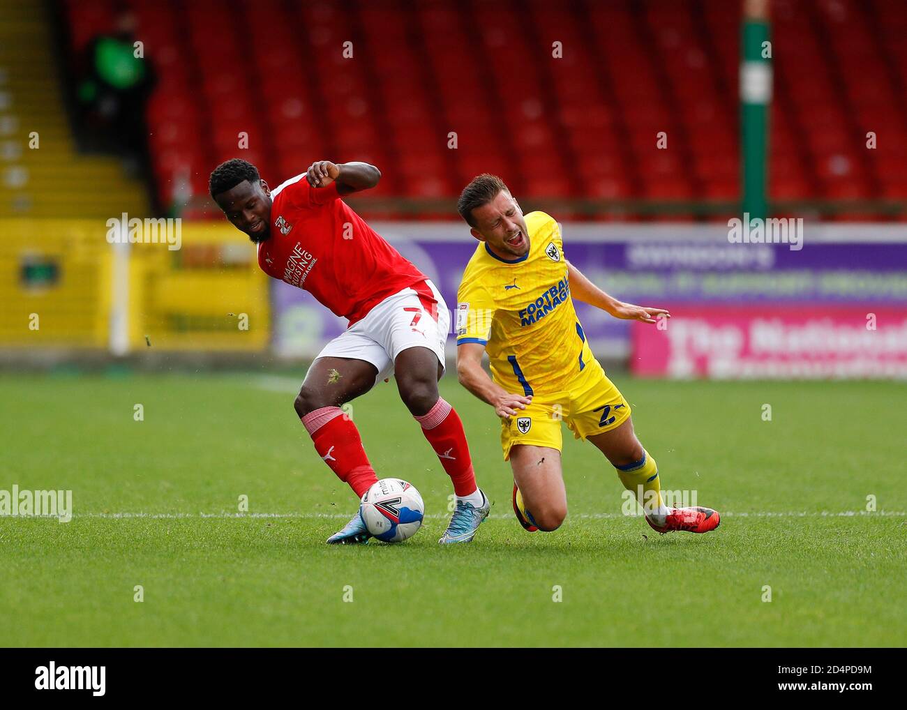 10. Oktober 2020; The County Ground, Swindon, Wiltshire, England; English Football League One; Swindon Town gegen AFC Wimbledon; Diallang Jaiyesimi von Swindon Town fordert Luke O'Neill vom AFC Wimbledon heraus Stockfoto