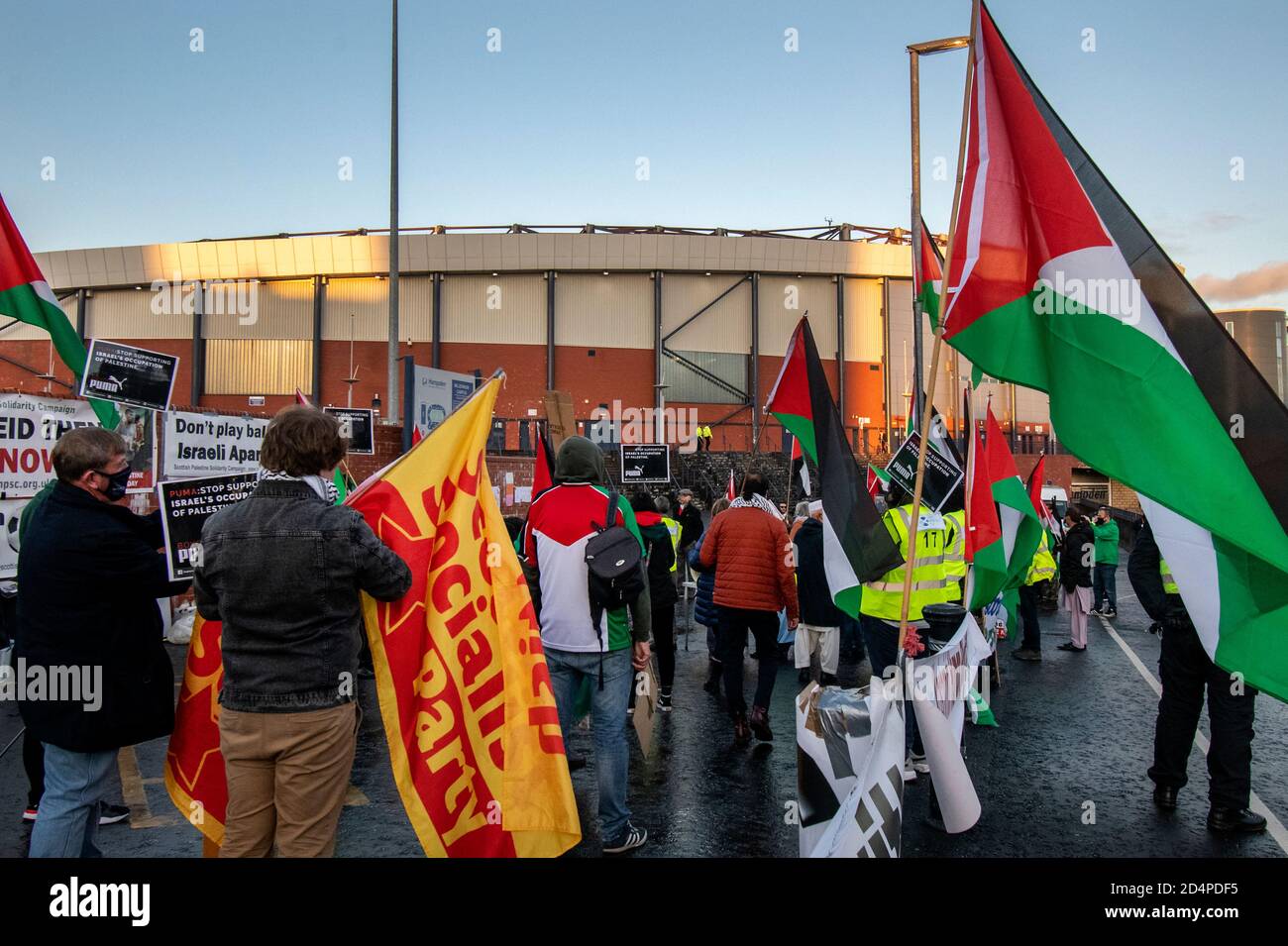 Glasgow, Schottland, Großbritannien. 8. Oktober 2020: Ein pro-palästinensischer Protest vor dem Hampden Park. Protest gegen Schottland gegen Israel Halbfinale Nations League Spiel. Stockfoto