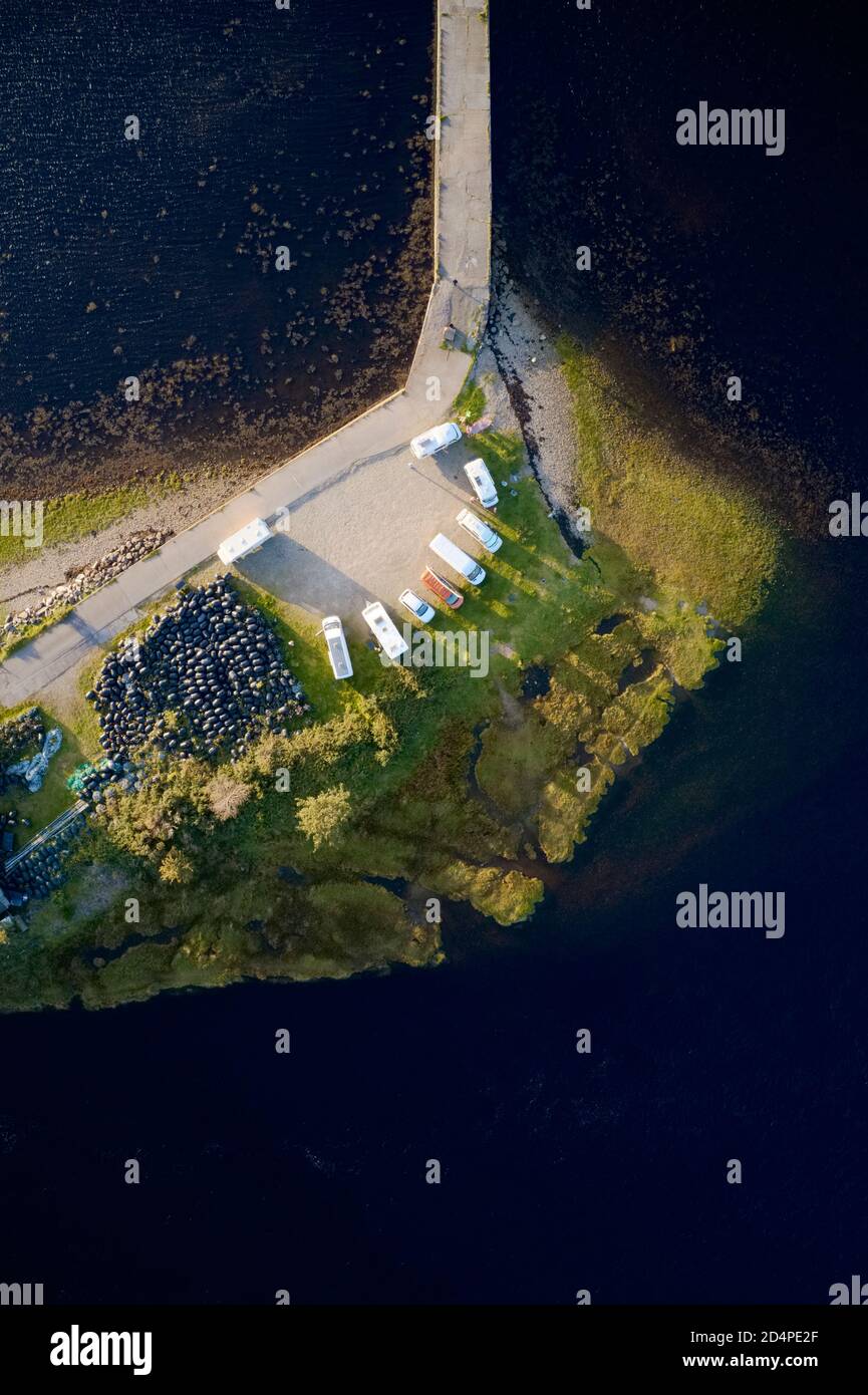 Luftaufnahme von Wohnmobilen in abgelegenen Berg Road Trip Stockfoto