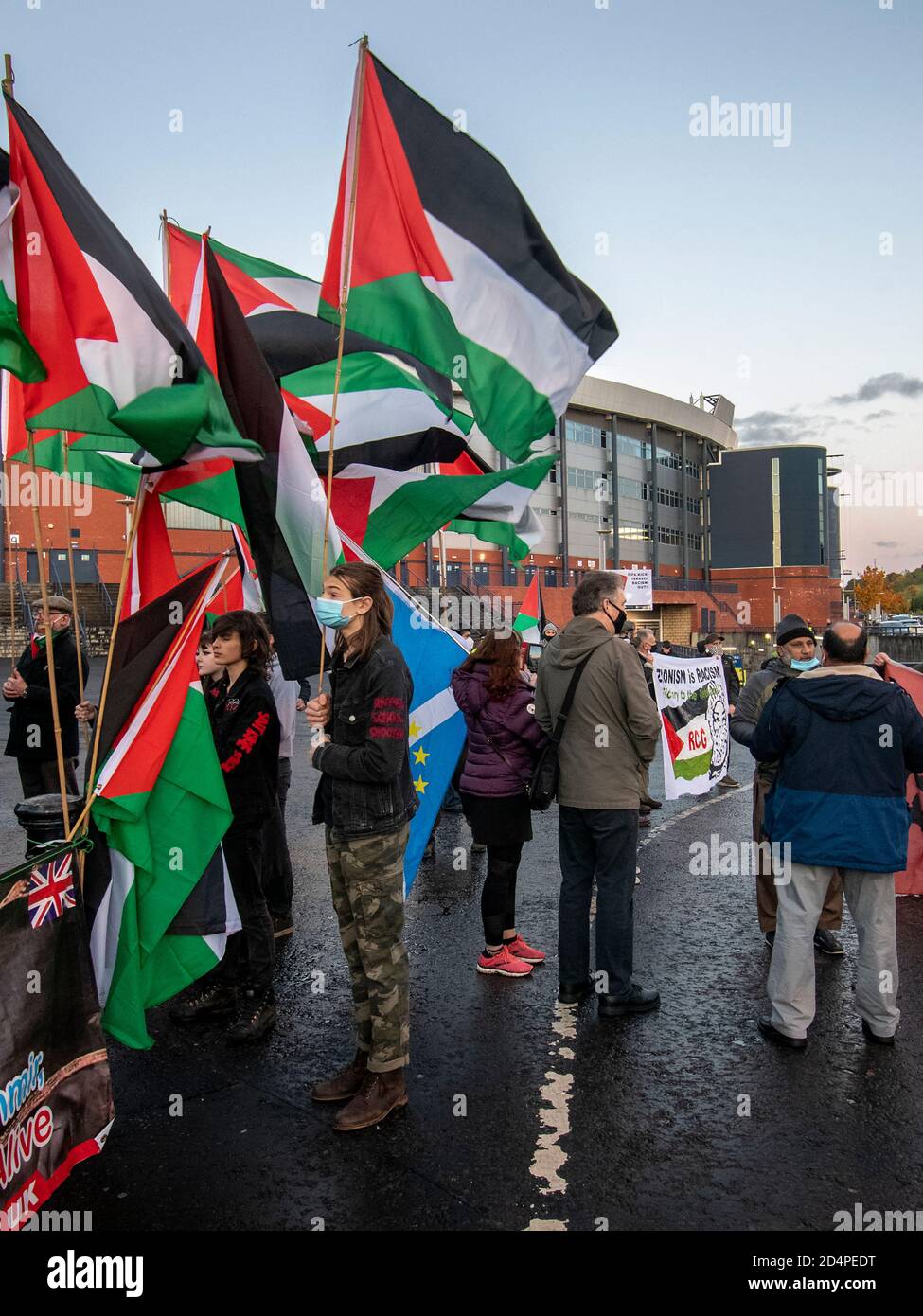 Glasgow, Schottland, Großbritannien. 8. Oktober 2020: Ein pro-palästinensischer Protest vor dem Hampden Park. Protest gegen Schottland gegen Israel Halbfinale Nations League Spiel. Stockfoto