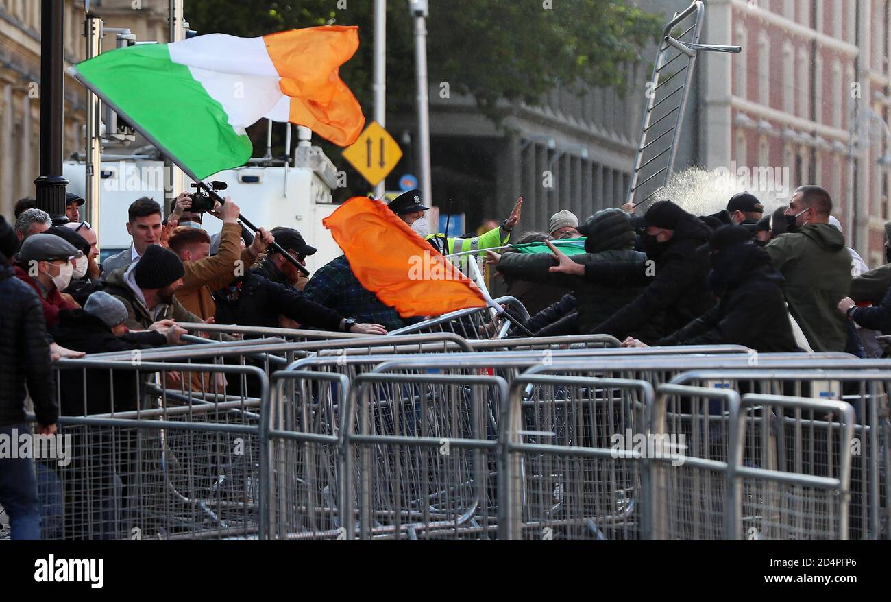 Anti-Lockdown-Demonstranten (links) stoßen bei einem Anti-Lockdown-Protest vor dem Leinster House in Dublin auf Gegendemonstranten (rechts), da Irland weiterhin landesweit an einer Stufe-3-Coronavirus-Sperre erkrankt ist. Stockfoto