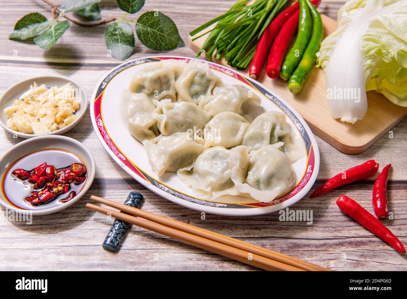 Gekochte Knödel sind chinesische Knödel oder Potsticker in kochendem Wasser. Knödel ist ein Teig und um eine Füllung gewickelt. Der Teig ist Mehl und der Fi Stockfoto