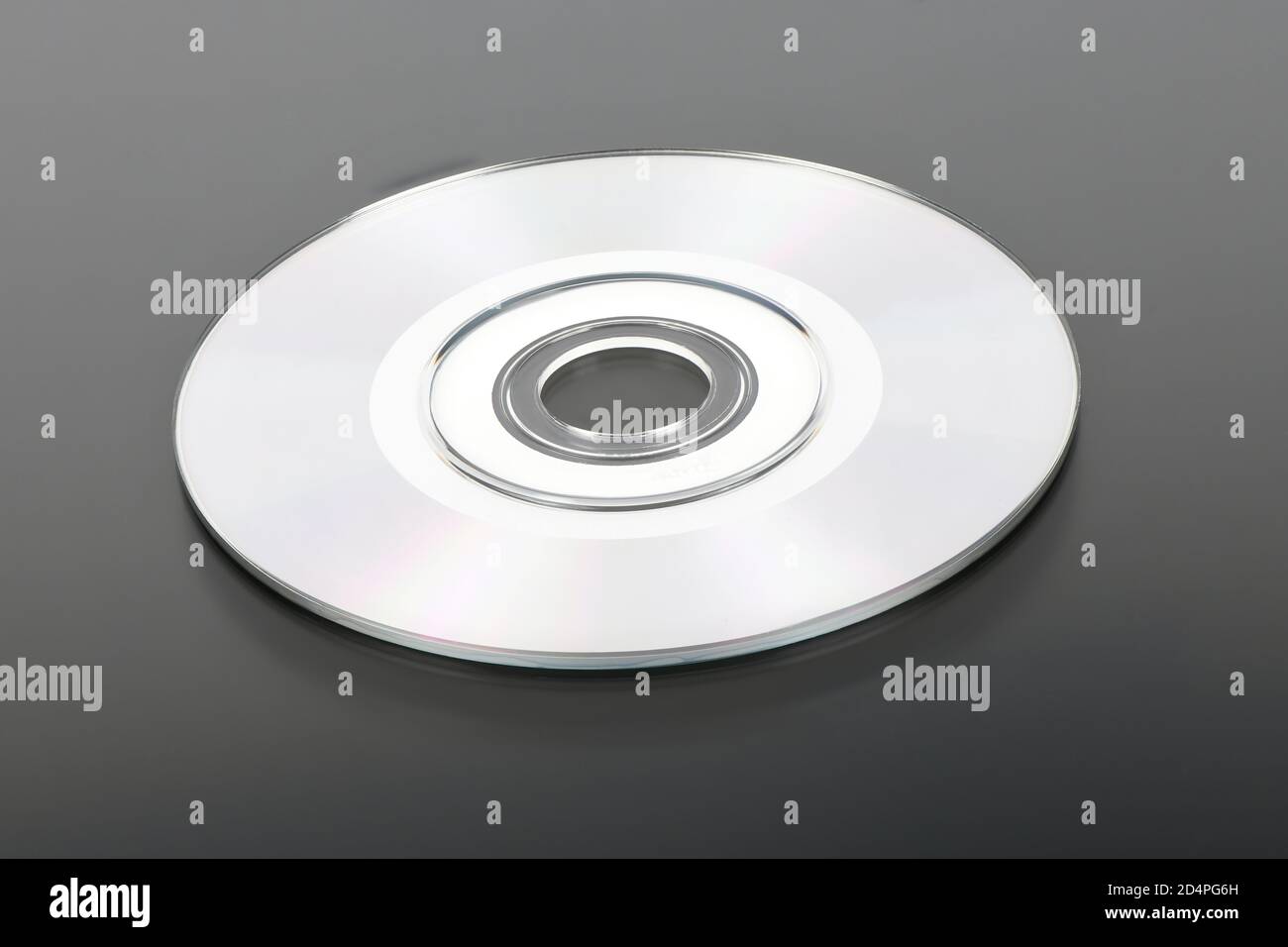 Mini-Compact-Disc auf schwarzem Hintergrund isoliert. Hochauflösendes Foto. Volle Schärfentiefe. Stockfoto