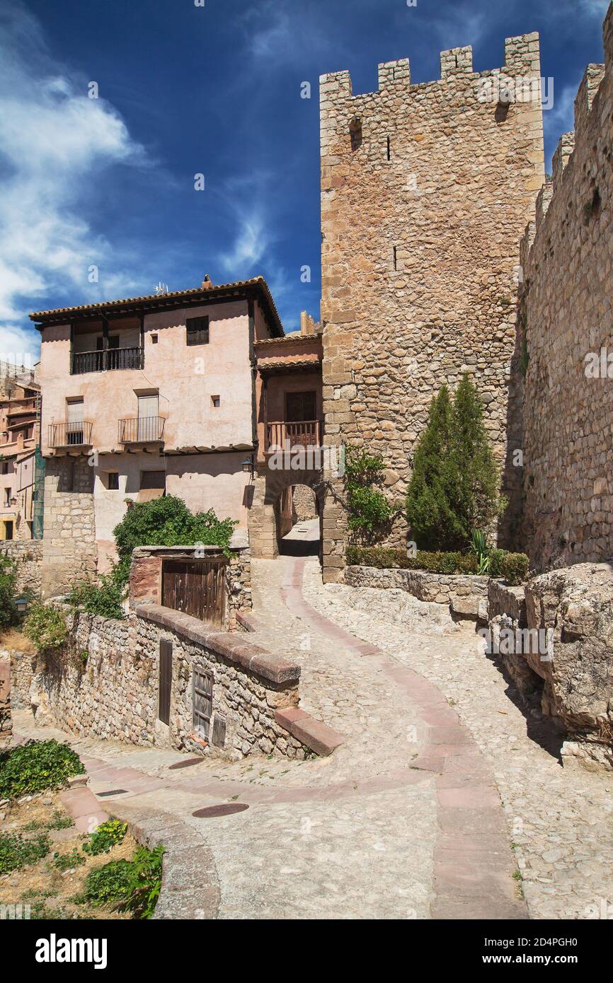 Kopfsteinpflaster neben den Mauern in Albarracin, Teruel, Spanien. Stockfoto