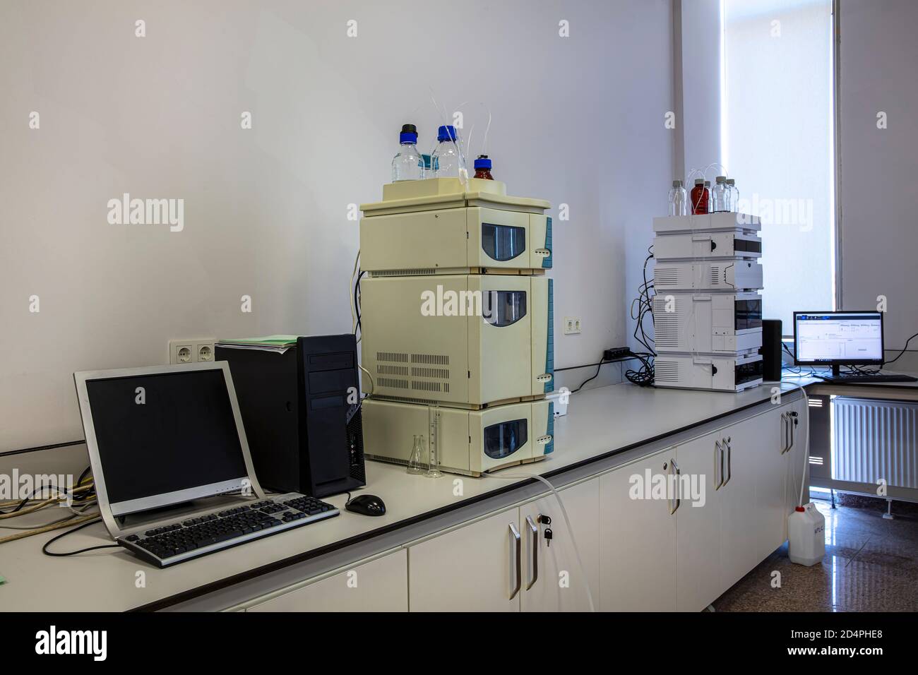 Hochleistungs-HPLC-Probenröhrchen (Liquid Chromatography) zur Analyse einiger Chemikalien. Der Forscher, der die Probenflaschen in das HP einlegt Stockfoto