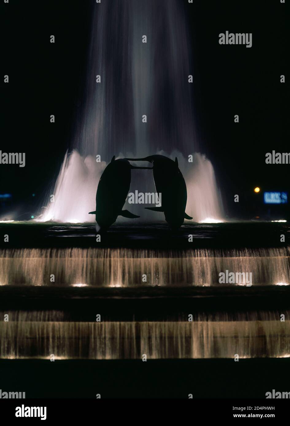 PLAZA REPUBLICA ARGENTINA - FUENTE DE LOS DELFINES-NOCTURNO. Lage: AUSSEN. MADRID. SPANIEN. Stockfoto