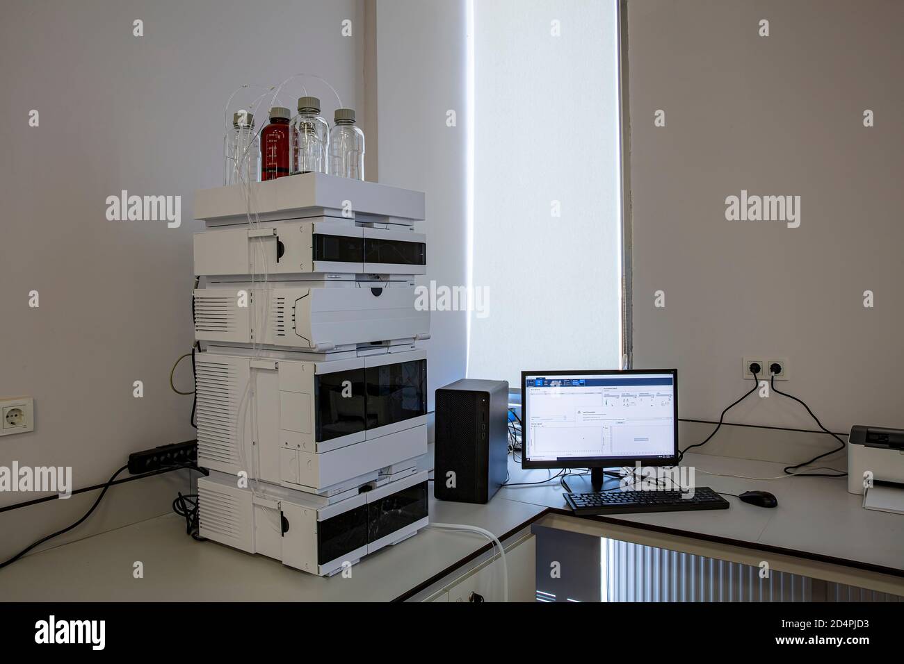 Hochleistungs-HPLC-Probenröhrchen (Liquid Chromatography) zur Analyse einiger Chemikalien. Der Forscher, der die Probenflaschen in das HP einlegt Stockfoto