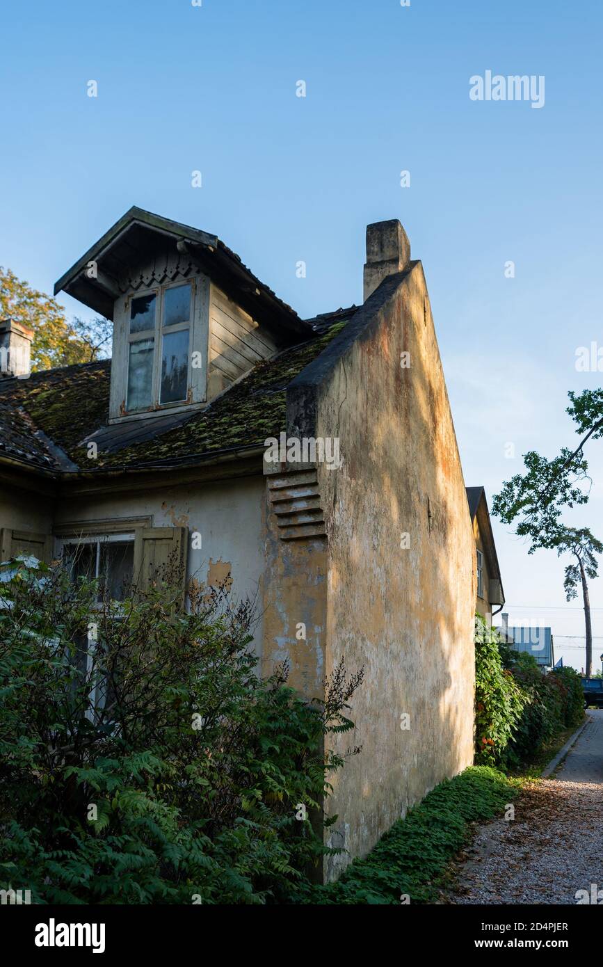 Altes Haus auf der schmalen Straße in einer Jurmala, Lettland. Stockfoto