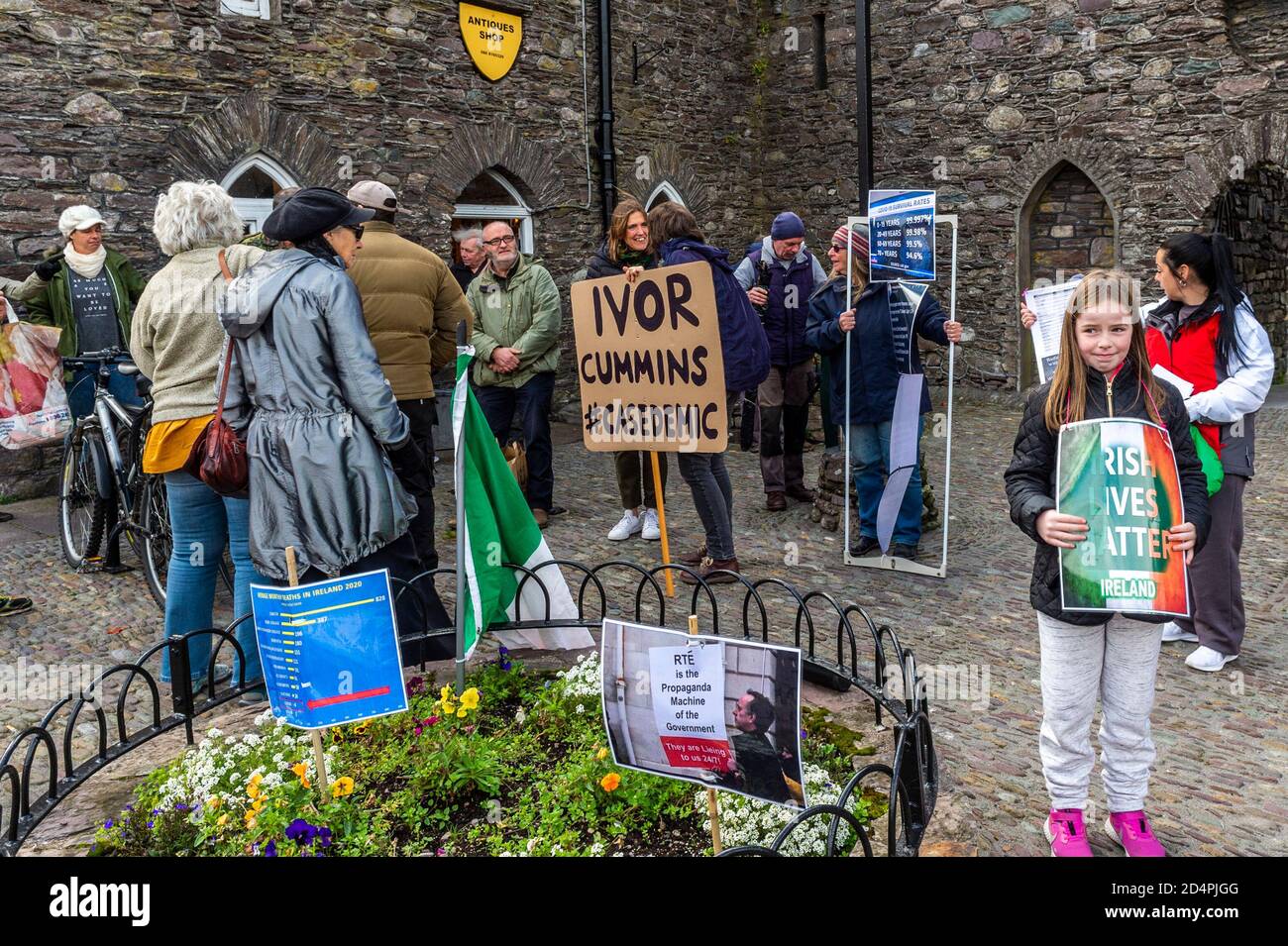 Macroom, West Cork, Irland. Oktober 2020. Eine kleine Gruppe von etwa 40 Menschen versammelten sich heute Nachmittag vor den Toren des Machekor-Schlosses, um gegen das zu protestieren, was die Organisatorin Elaine O'Shea als 'Krakische Beschränkungen' beschreibt. Die Demonstranten beklagten auch die Sperrbeschränkungen. Zusätzlich war die Veranstaltung eine Anti-Korruptions-Demonstration. Quelle: AG News/Alamy Live News Stockfoto