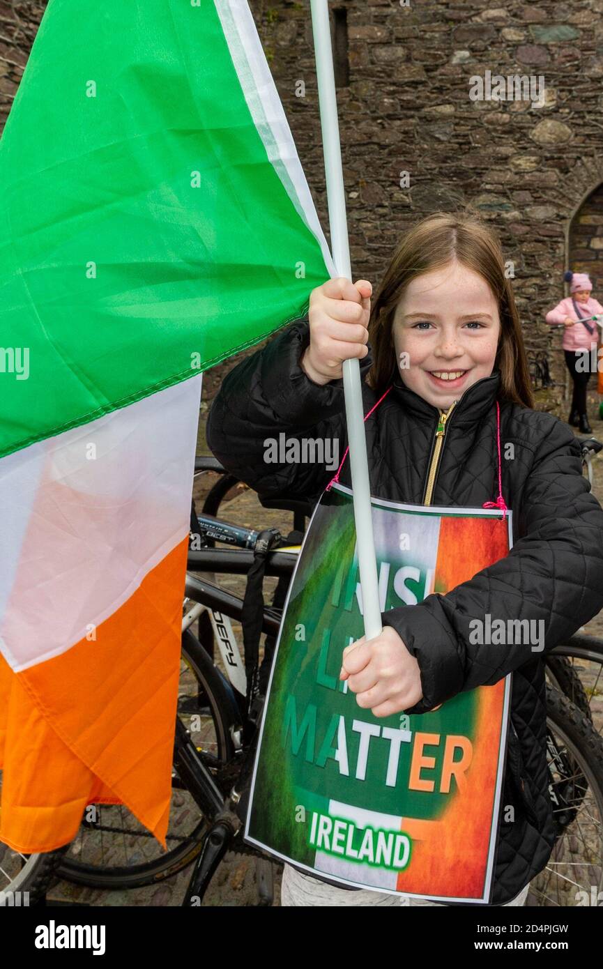 Macroom, West Cork, Irland. Oktober 2020. Eine kleine Gruppe von etwa 40 Menschen versammelten sich heute Nachmittag vor den Toren des Machekor-Schlosses, um gegen das zu protestieren, was die Organisatorin Elaine O'Shea als 'Krakische Beschränkungen' beschreibt. Die Demonstranten beklagten auch die Sperrbeschränkungen. Zusätzlich war die Veranstaltung eine Anti-Korruptions-Demonstration. Kelsey O'Shea von Macroom war bei dem Protest. Quelle: AG News/Alamy Live News Stockfoto