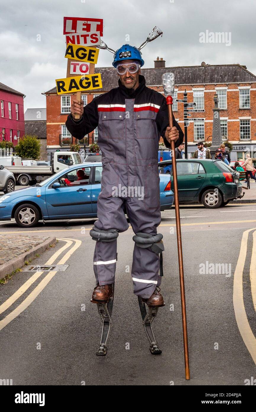 Macroom, West Cork, Irland. Oktober 2020. Eine kleine Gruppe von etwa 40 Menschen versammelten sich heute Nachmittag vor den Toren des Machekor-Schlosses, um gegen das zu protestieren, was die Organisatorin Elaine O'Shea als 'Krakische Beschränkungen' beschreibt. Die Demonstranten beklagten auch die Sperrbeschränkungen. Zusätzlich war die Veranstaltung eine Anti-Korruptions-Demonstration. An den Protesten von Ballycotton teilnahm, war Iskander Spengnen. Quelle: AG News/Alamy Live News Stockfoto