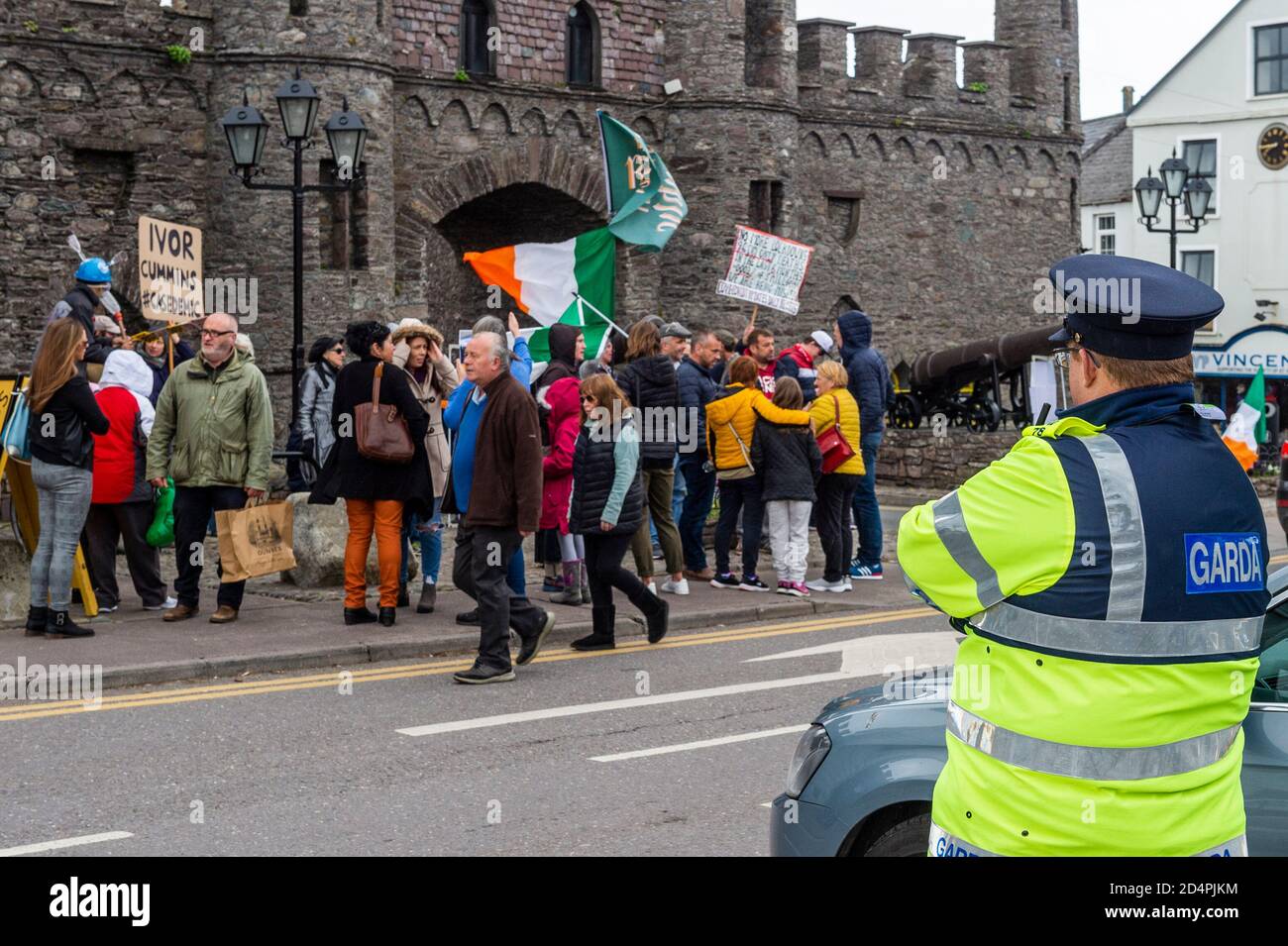 Macroom, West Cork, Irland. Oktober 2020. Eine kleine Gruppe von etwa 40 Menschen versammelten sich heute Nachmittag vor den Toren des Machekor-Schlosses, um gegen das zu protestieren, was die Organisatorin Elaine O'Shea als 'Krakische Beschränkungen' beschreibt. Die Demonstranten beklagten auch die Sperrbeschränkungen. Zusätzlich war die Veranstaltung eine Anti-Korruptions-Demonstration. Es gab eine Garda-Präsenz auf der Veranstaltung. Quelle: AG News/Alamy Live News Stockfoto