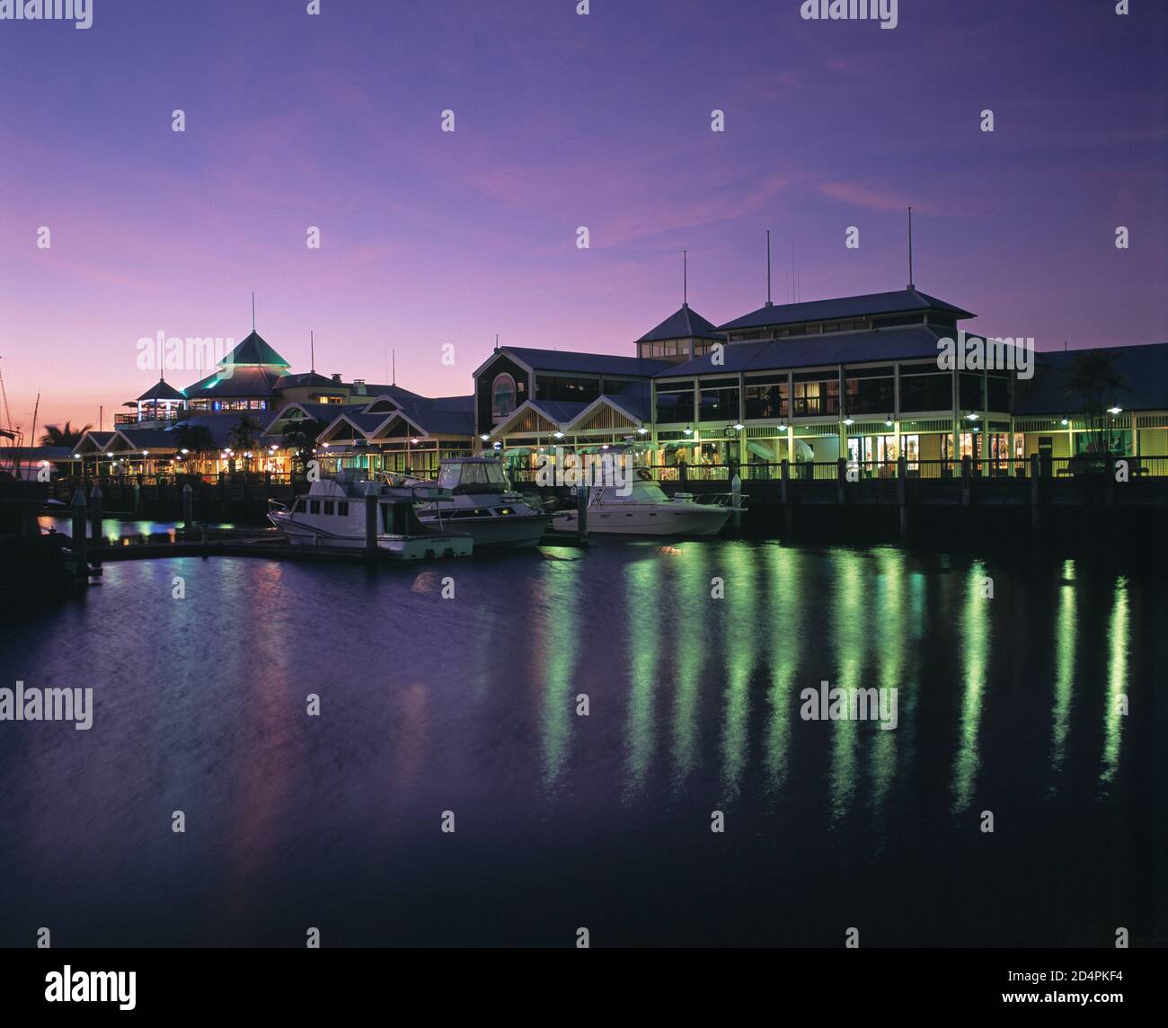 Australien. Queensland. Cairns Region. Port Douglas. Marina Mirage Bootshafen und Einkaufspassage in der Abenddämmerung. Stockfoto