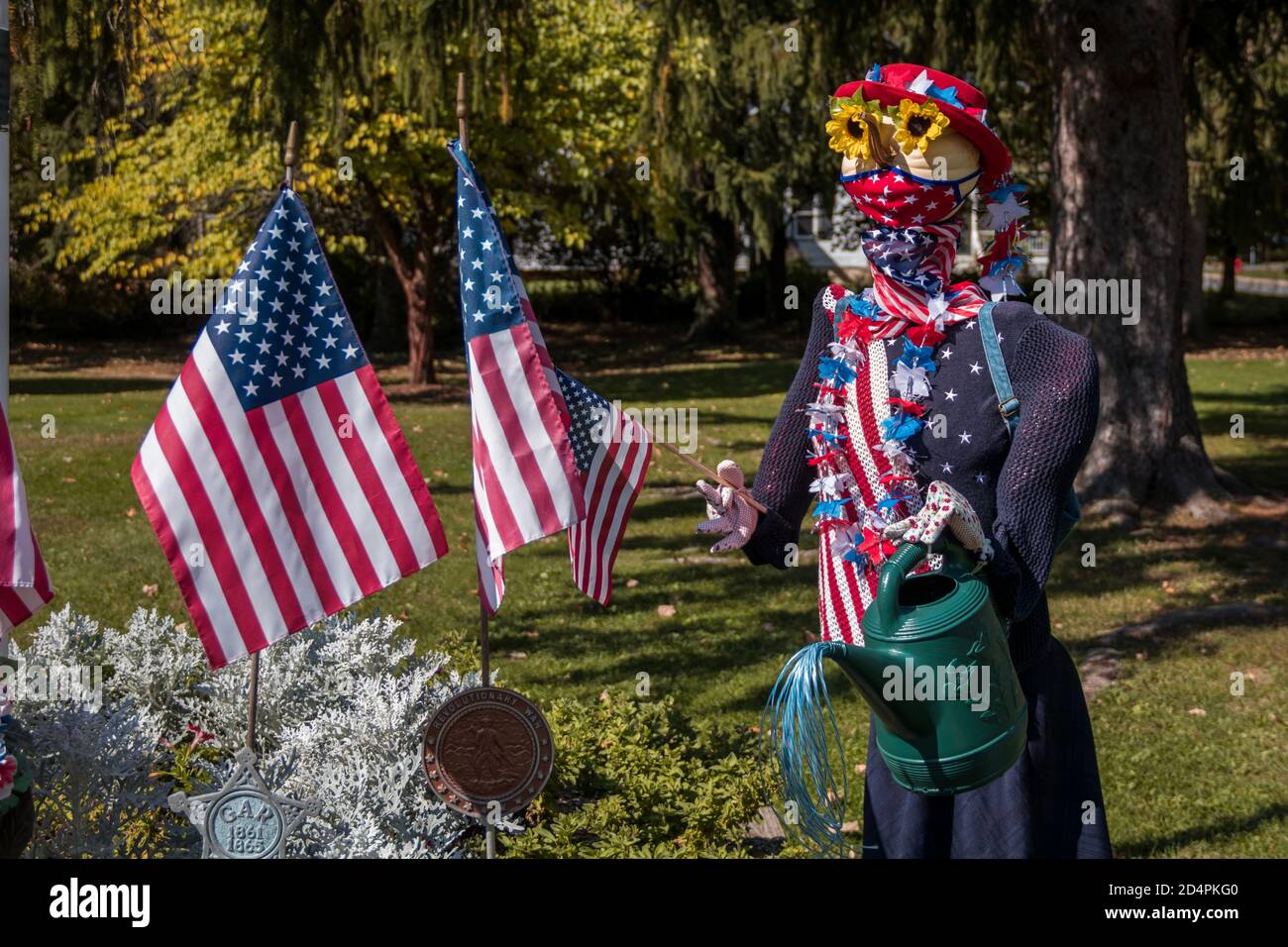 Branchville, NJ / USA - 9. Oktober 2020: Vogelscheuchen werden in der Nachbarschaft für gesellschaftlich distanzierte Herbstaktivitäten und Wettkämpfe dekoriert Stockfoto