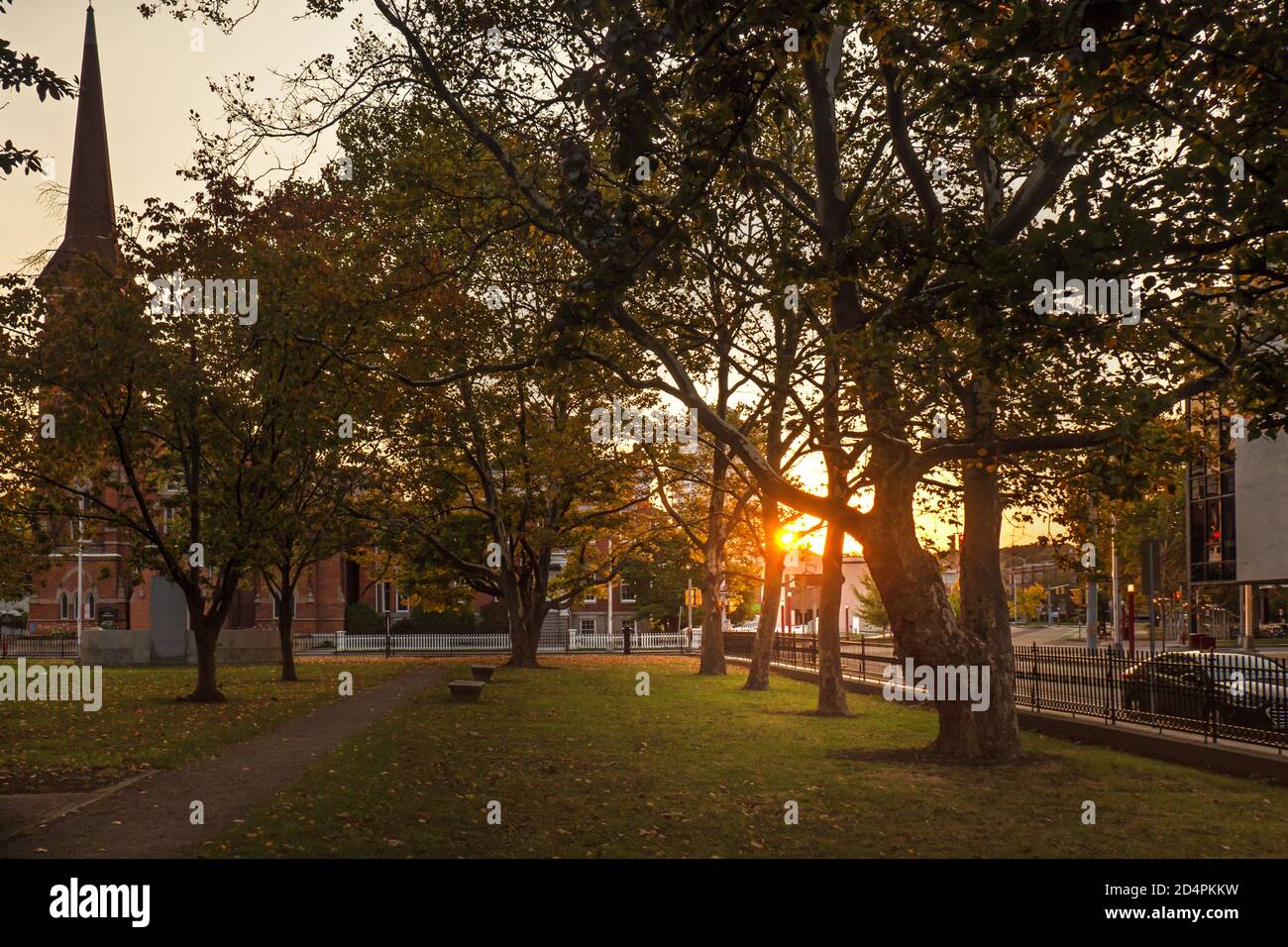 Syracuse, New York, USA. 10. Oktober 2020. Blick vom Firefighter's Memorial Park nach Osten in der Innenstadt von Syracuse, NY bei Sonnenaufgang Stockfoto