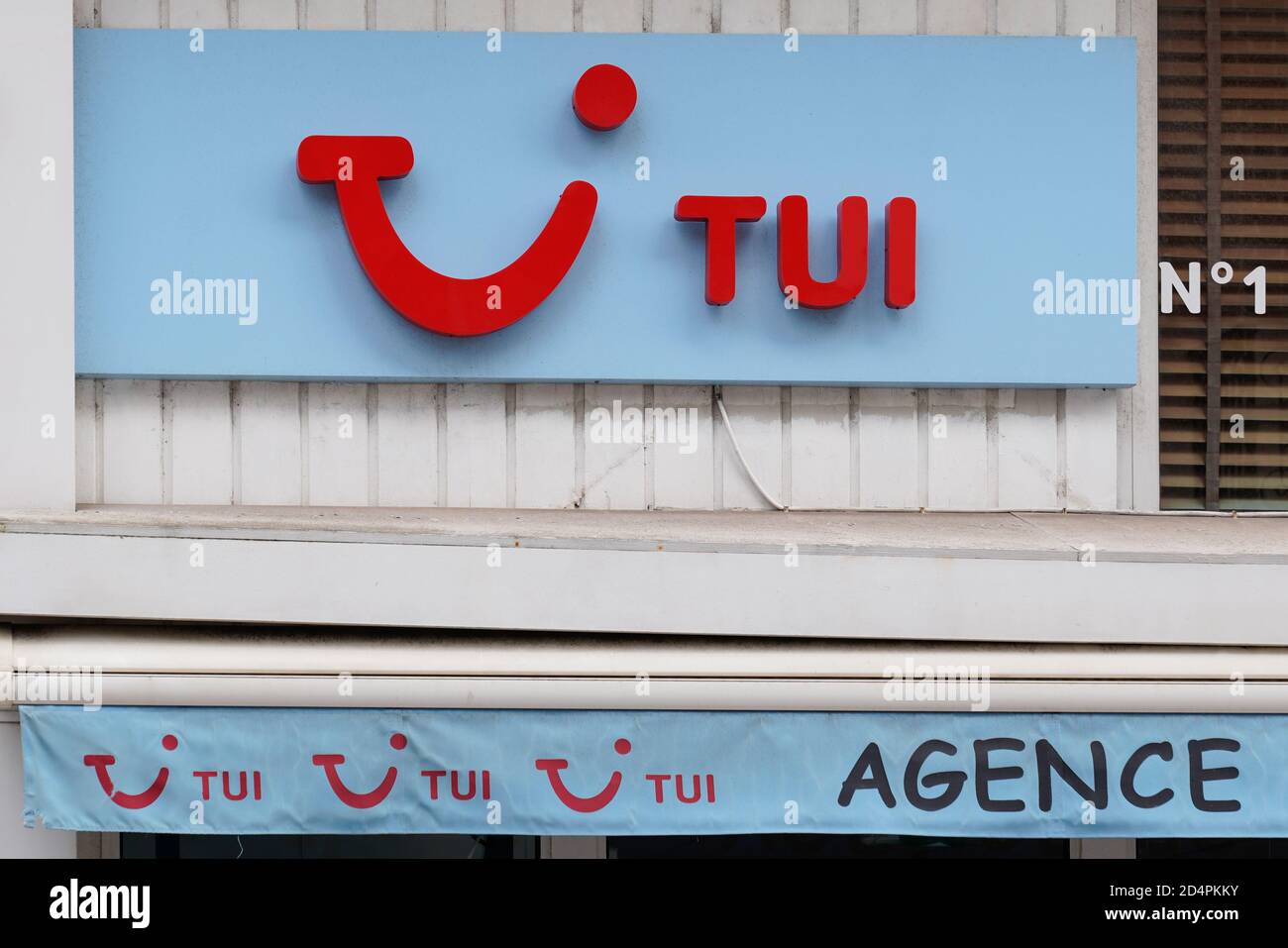 Bordeaux , Aquitaine / Frankreich - 10 01 2020 : TUI Logo und Textschild vor dem Ladenbüro des Reisebüros Stockfoto