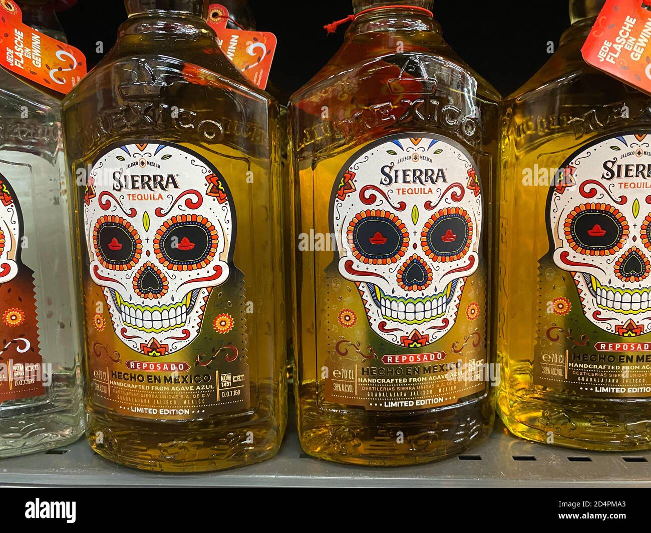 Viersen, Deutschland - 9. Juni. 2020: Blick auf Sierra Tequila Flaschen mit  Totenkopf im Regal des deutschen Supermarkts Stockfotografie - Alamy