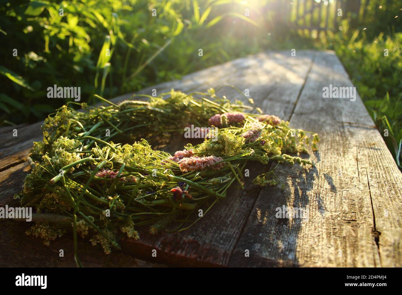 Schöner Blumenkranz auf einem kleinen Holzweg Stockfoto