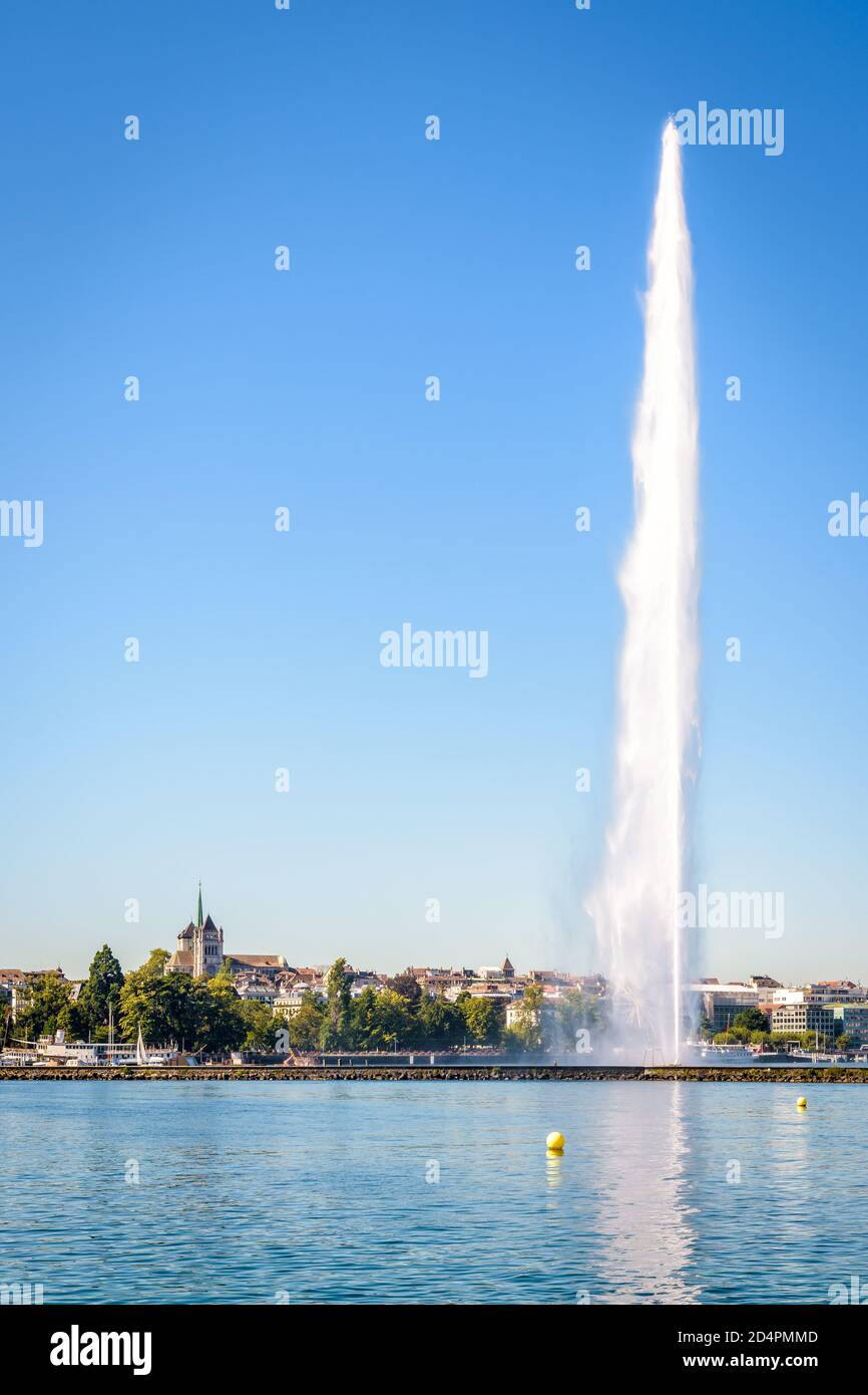 Die Kathedrale blickt auf die Stadt und die Bucht von Genf, Schweiz, mit dem Jet d'Eau, dem emblematischen 140 Meter hohen Wasserstrahlbrunnen am See Stockfoto