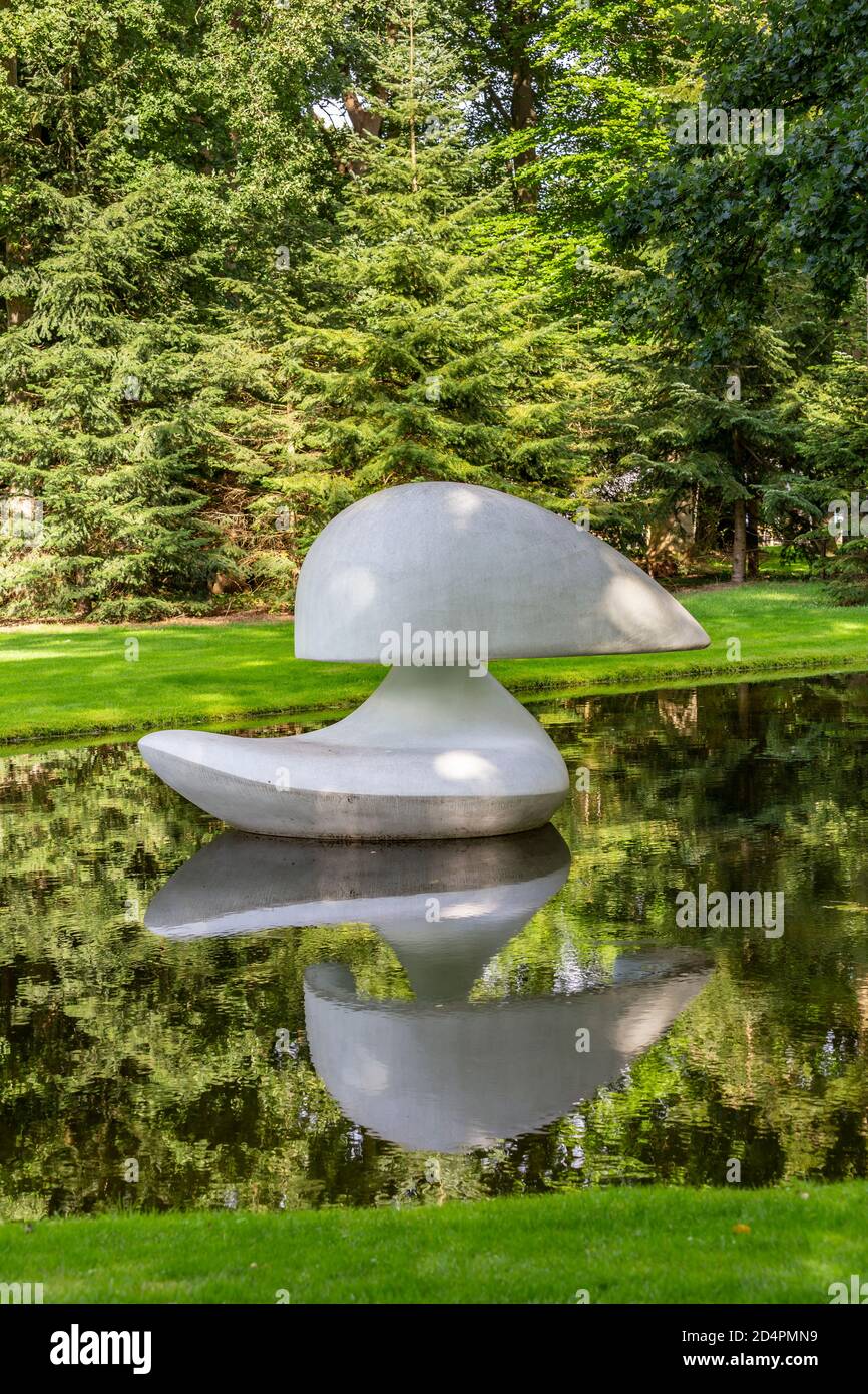 Otterlo, Niederlande - 9. Juni 2020: Schwimmende Skulptur von Marta Pan im Skulpturengarten des Kruller Muller Museums im Nationalpark Hoge Veluwe in Otterlo Niederlande Stockfoto