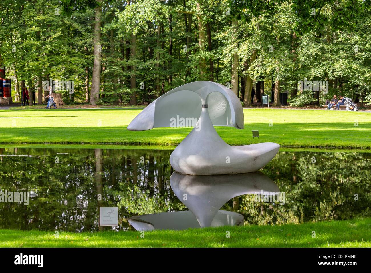 Otterlo, Niederlande - 9. Juni 2020: Schwimmende Skulptur von Marta Pan im Skulpturengarten des Kruller Muller Museums im Nationalpark Hoge Veluwe in Otterlo Niederlande Stockfoto