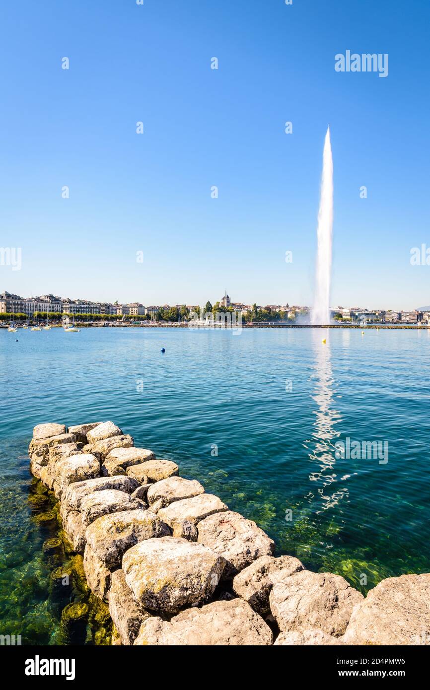 Die Stadt und Bucht von Genf, Schweiz, mit seinem symbolträchtigen 140 Meter hohen Wasserstrahlbrunnen am Genfer See, von einem Stegsteg aus von einem sonnigen gesehen Stockfoto