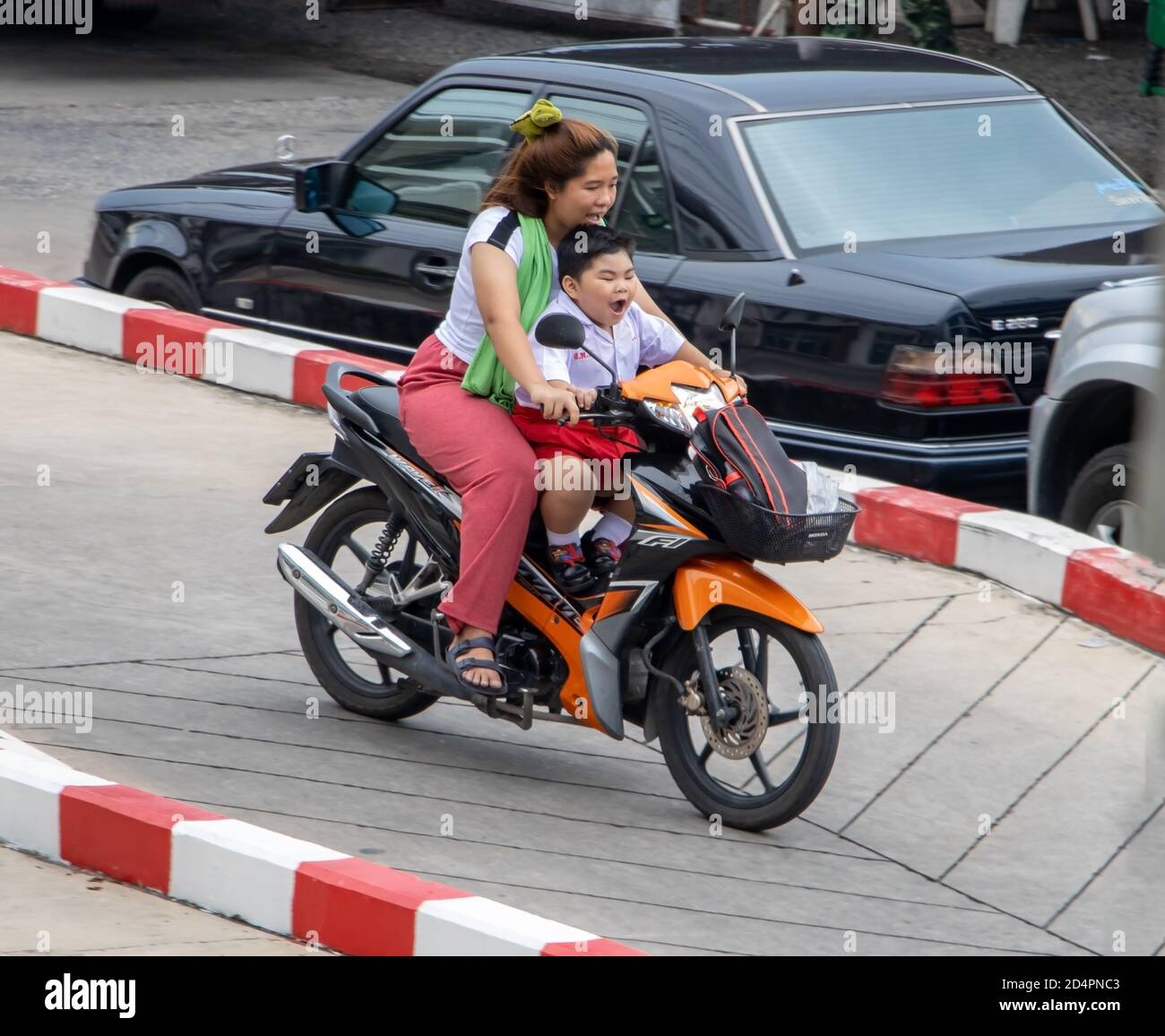 SAMUT PRAKAN, THAILAND, 22 2020. JULI, EINE Mutter mit ihrem Sohn auf einem Motorrad genießen Sie die Abfahrt von der Straßenrampe. Stockfoto