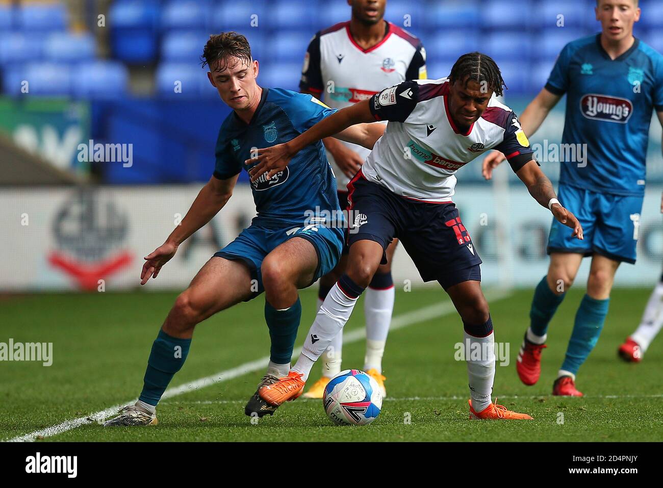 Boltons Jamie Mascoll kämpft mit Grimsbys Terry Taylor während des Sky Bet League 2 Spiels zwischen Bolton Wanderers und Grimsby Town im Reebok Stadium, Bolton am Samstag, 10. Oktober 2020. (Kredit: Chris Donnelly, MI News) Kredit: MI Nachrichten & Sport /Alamy Live Nachrichten Stockfoto