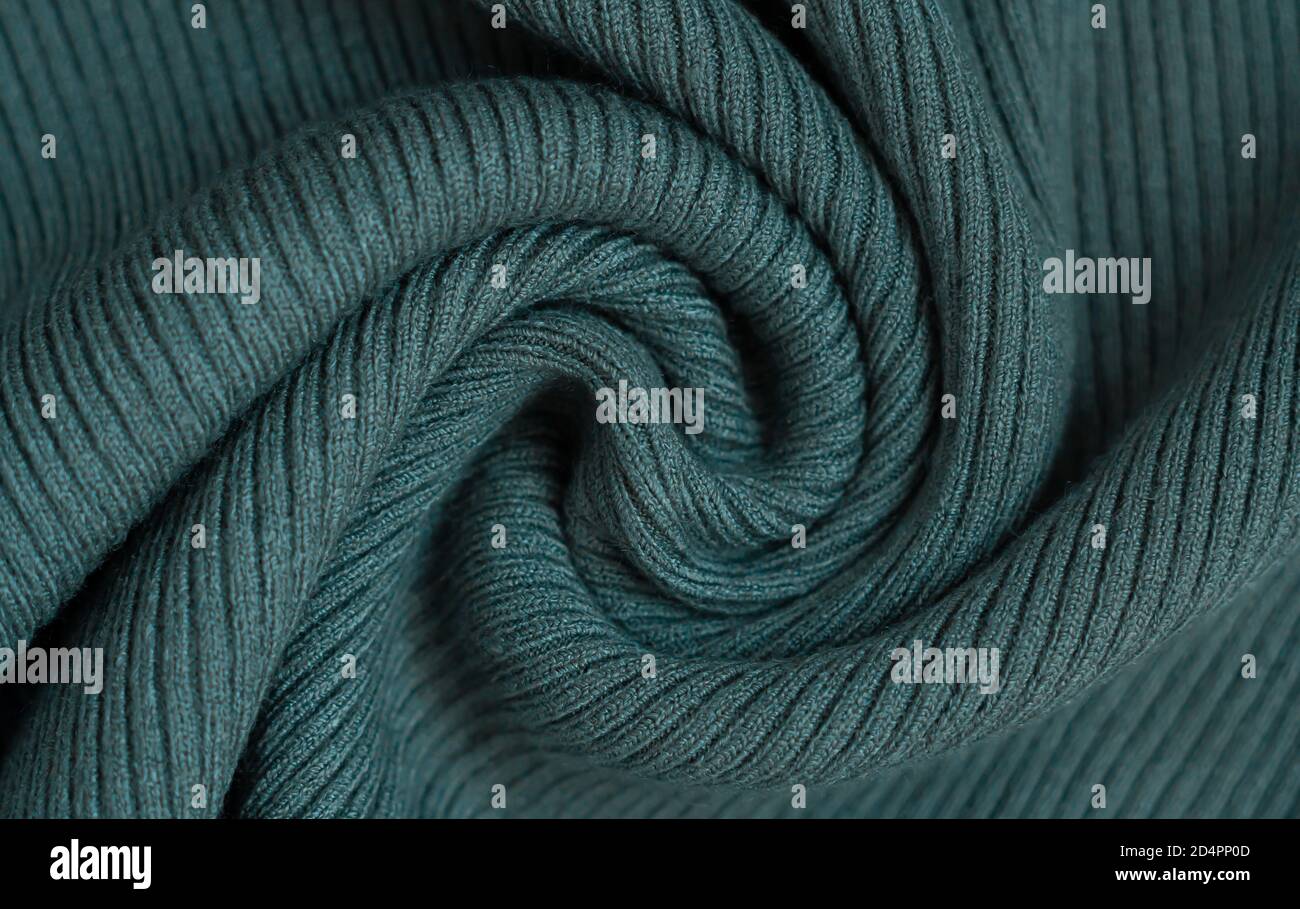 Stoff dunkelgrüner Hintergrund. Warmer Strickpullover oder Decke Textur Stockfoto