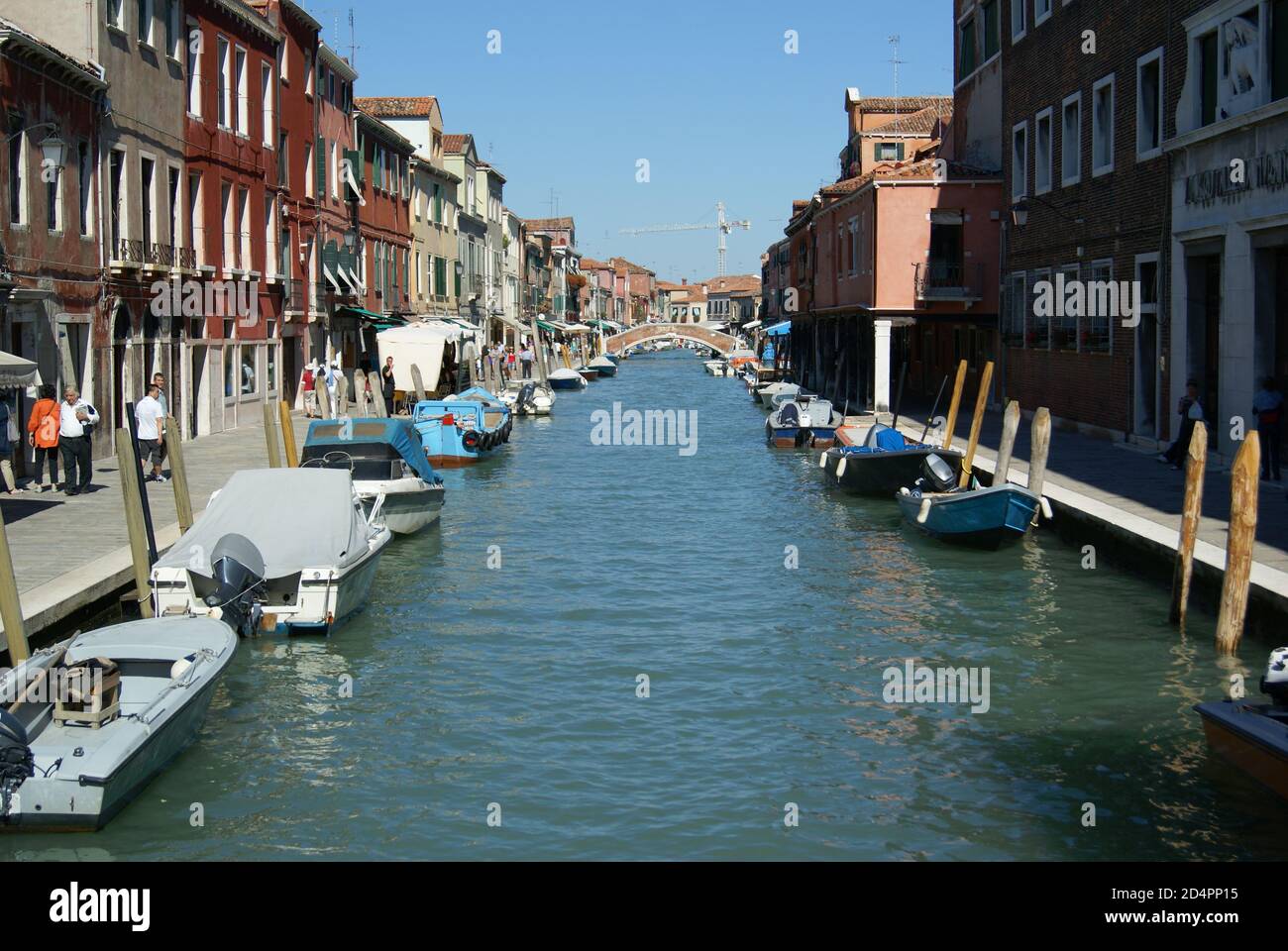 Venedig, Italien - September 2010: Boote und Lastkähne parkten entlang des Kanals Rio dei Vetrai auf der Insel Murano Stockfoto