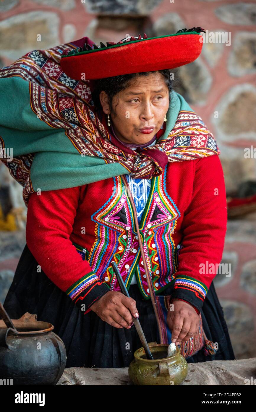 Quechua Frau, Weben Demonstration,del Inka Weber Co-op, Chinchero, Cusco, Peru Stockfoto