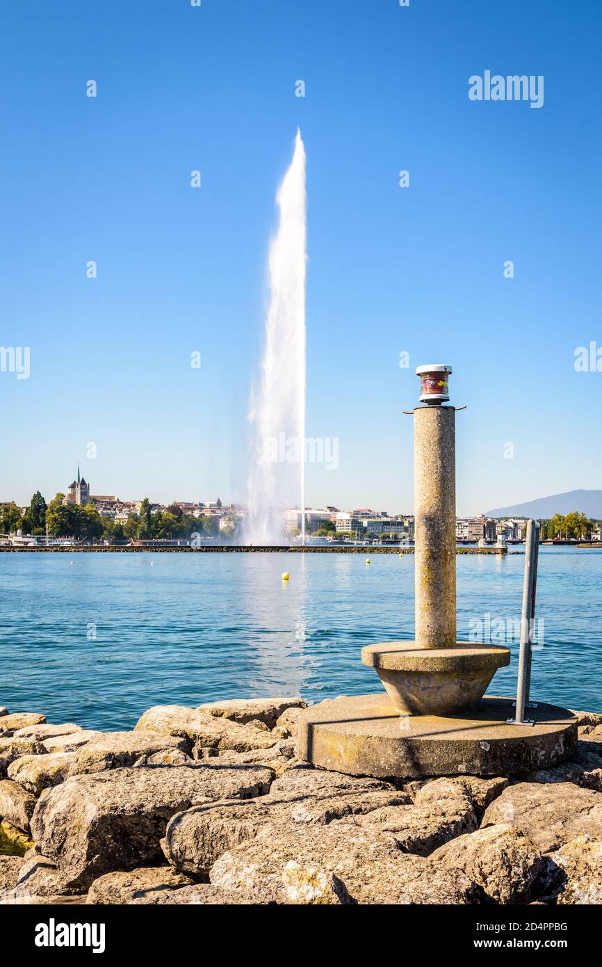 Die Stadt und die Bucht von Genf, Schweiz, mit der Kathedrale und dem symbolträchtigen 140 Meter hohen Wasserstrahlbrunnen auf dem Genfer See, aus einem Stein gesehen Stockfoto
