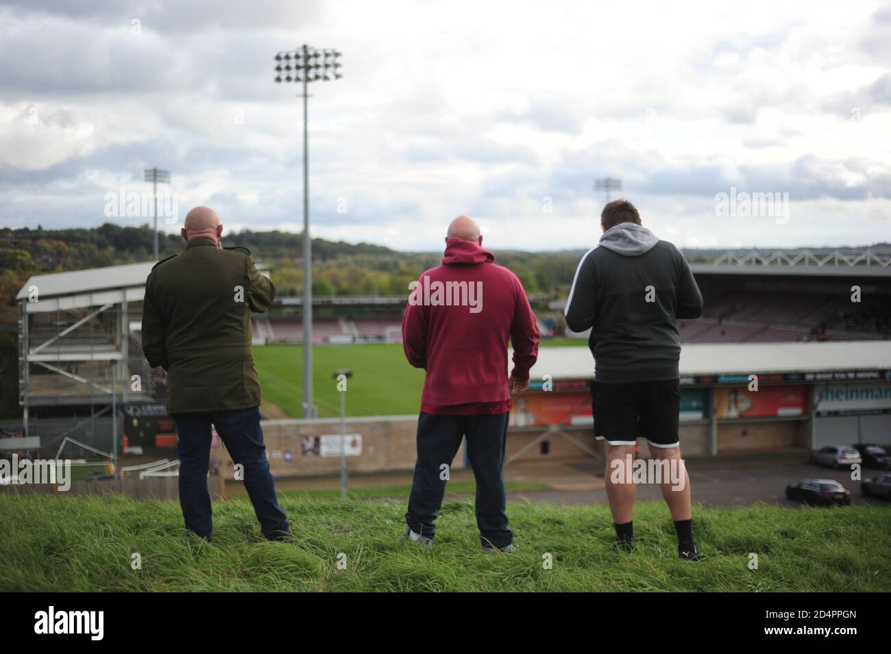 Eine allgemeine Ansicht der Northampton Town Fans beobachten von außerhalb des Bodens während der Sky Bet League ein Spiel im PTS Academy Stadium, Northampton. Stockfoto