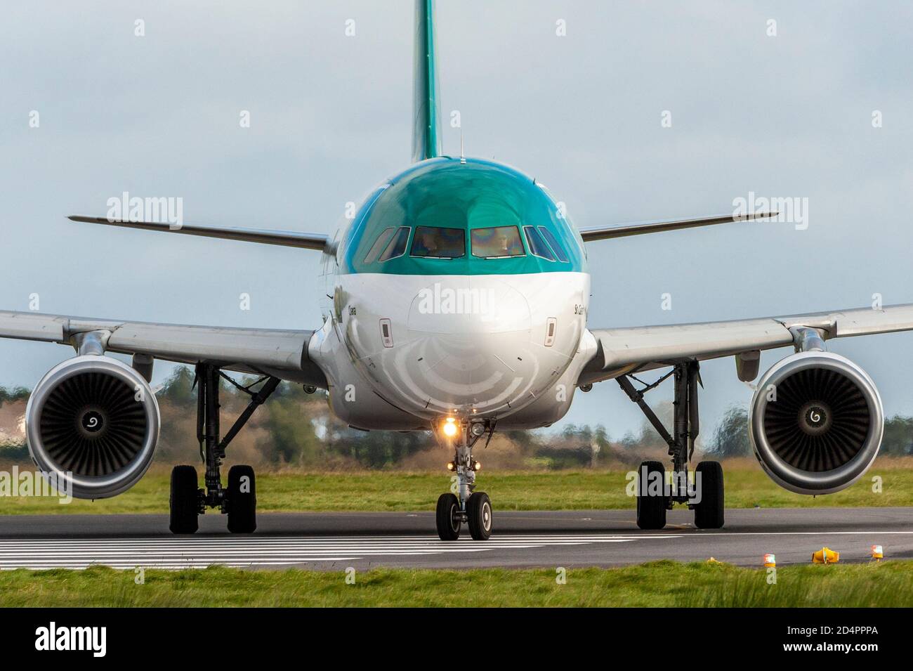 Cork, Irland. Oktober 2020. Flugzeuge von Aer Lingus und Ryanair sitzen auf dem Asphalt am Flughafen Cork redundant, da Irlands Level-3-Beschränkungen das internationale Reisen schwer getroffen haben. Ab Montag, dem 12. Oktober, hat die Regierung gesagt, dass es keine anderen Länder auf der Green Travel List geben wird, was bedeutet, dass sich jeder, der nach Irland fliegt, 14 Tage lang selbst isolieren muss. Die nächste Besprechung findet am Donnerstag, den 15. Oktober statt. Aer Lingus Flug EI172 bereitet sich auf den Abflug nach London Heathrow vor. Quelle: AG News/Alamy Live News Stockfoto
