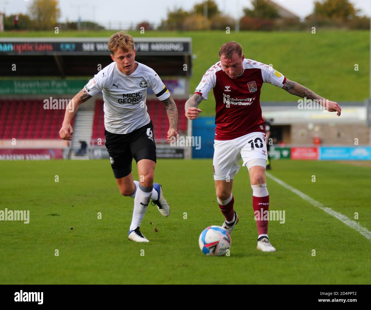 Nicholas Adams von Northampton Town (rechts) und Frankie Kent von Peterborough United kämpfen während des Sky Bet League One-Spiels im PTS Academy Stadium in Northampton um den Ball. Stockfoto