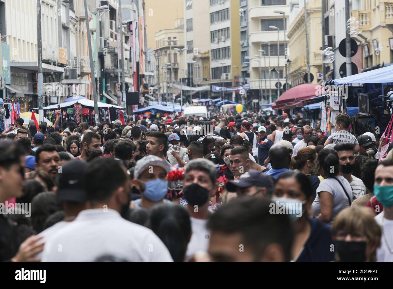 Sao Paulo, Brasilien. 10. Oktober 2020: Bewegung der Händler für Kinder Tag Shopping auf 25. März Straße, Zentrum von SÃ£o Paulo, an diesem Samstag. 10. Oktober 2020. Quelle: FÃ¡Bio Vieira/FotoRua/ZUMA Wire/Alamy Live News Stockfoto