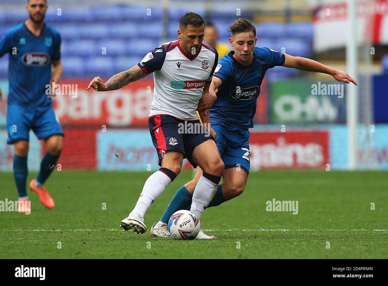 Boltons Anthoni Sarcevic hält Grimsby's Terry Taylor während des Sky Bet League 2 Spiels zwischen Bolton Wanderers und Grimsby Town im Reebok Stadium, Bolton am Samstag, 10. Oktober 2020, aus. (Kredit: Chris Donnelly, MI News) Kredit: MI Nachrichten & Sport /Alamy Live Nachrichten Stockfoto