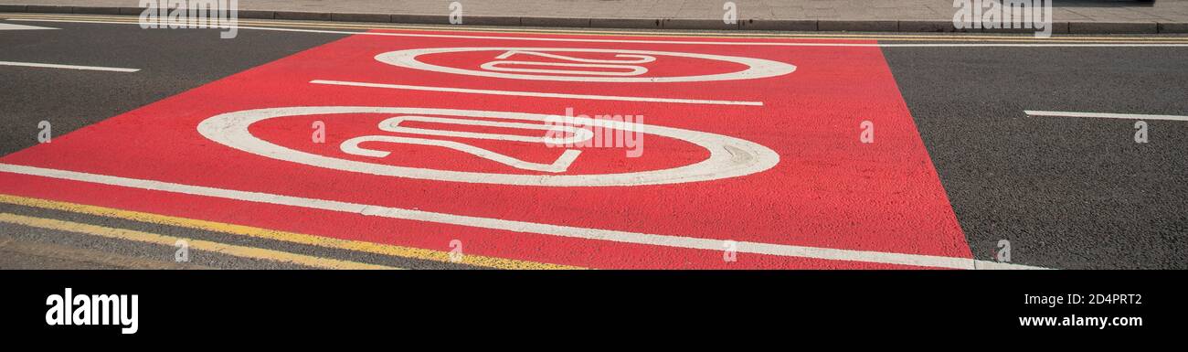 Margate, Kent, England, Großbritannien. 2020. Altstadt Margate mit bunt bemalten 20mph Schilder in rot und weiß auf der Straße. Stockfoto