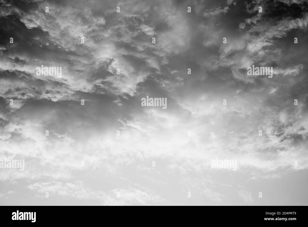 Konzept der himmlischen Welt. Feurig schwarz weiß natürlich hell dramatischen Sonnenuntergang Himmel mit Wolken. Hintergrundfarbe des abendlichen Wolkenlandschaft Panoramas. Ideal für Stockfoto