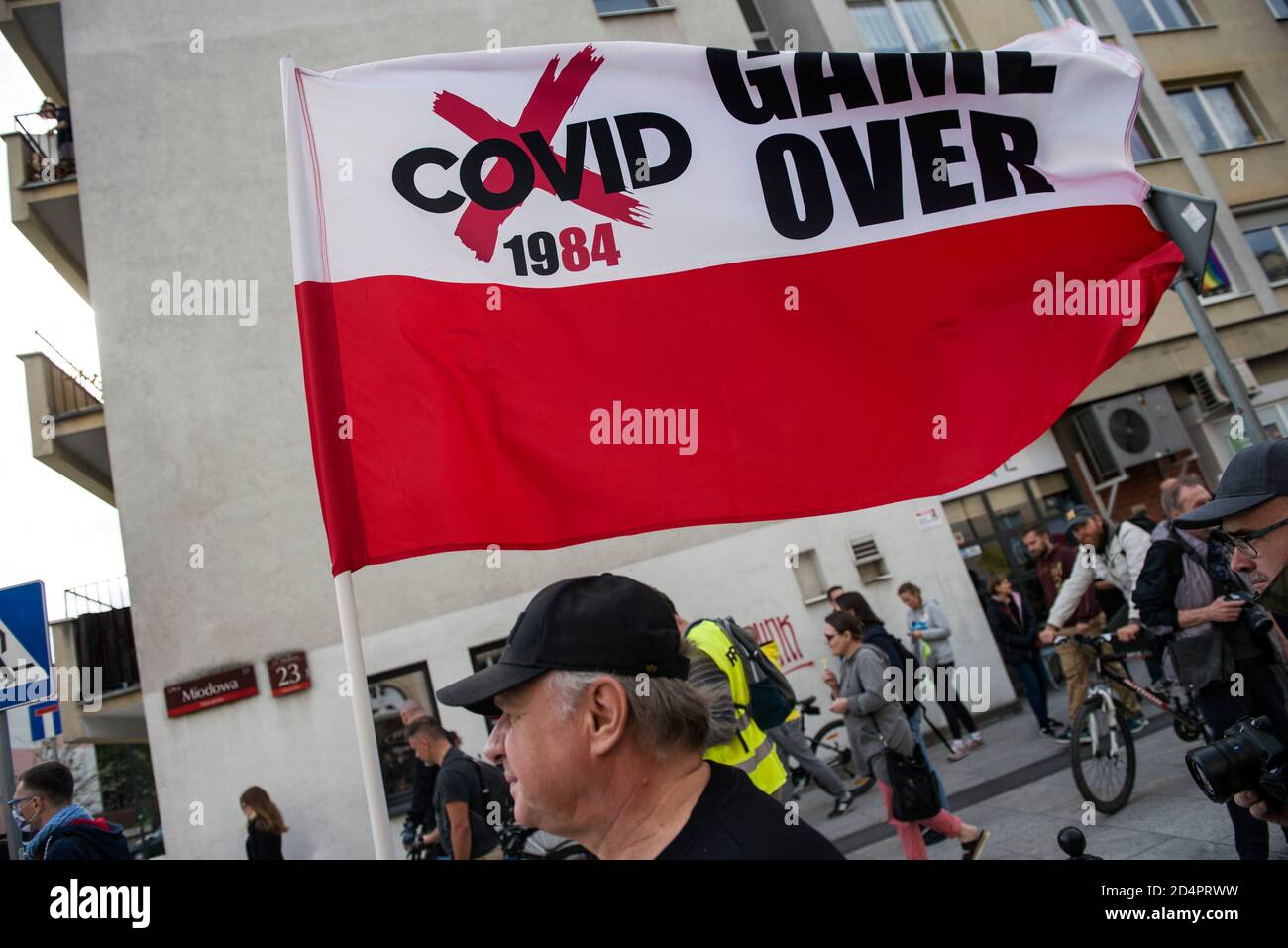 Während der Demonstration ist ein Protestler zu sehen, der die polnische Flagge mit der Aufschrift "Game Over" und dem durchgestrichenen "Covid"-Wort schwenkt.Gegner der von der Regierung im Zusammenhang mit der Ausbreitung des Coronavirus auferlegten Beschränkungen protestierten in Warschau. Die Teilnehmer der Demonstration haben keine Gesichtsbezüge getragen und haben die soziale Distanz nicht gehalten. Die Demonstration fand unter dem Motto "Freiheitsmarsch" statt. Ab Samstag ist das Tragen von Gesichtsmasken im öffentlichen Raum in ganz Polen obligatorisch, und auch die Einkaufszeiten für Rentner wurden eingeführt. Dies ist das Ergebnis eines drastischen Ansprungs in t Stockfoto