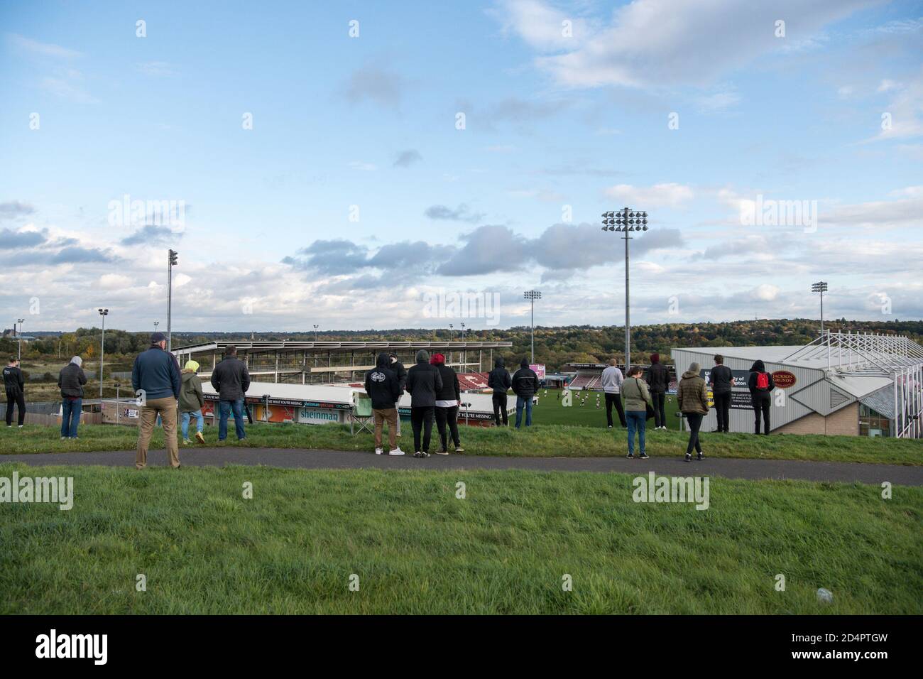 10. Oktober 2020; Sixfields Stadium, Northampton, East Midlands, England; English Football League One, Northampton Town gegen Peterborough United; Fußballfans versuchen, einen Blick auf das Geschehen vom Hügel vor dem Sixfields-Stadion zu erhaschen. Stockfoto