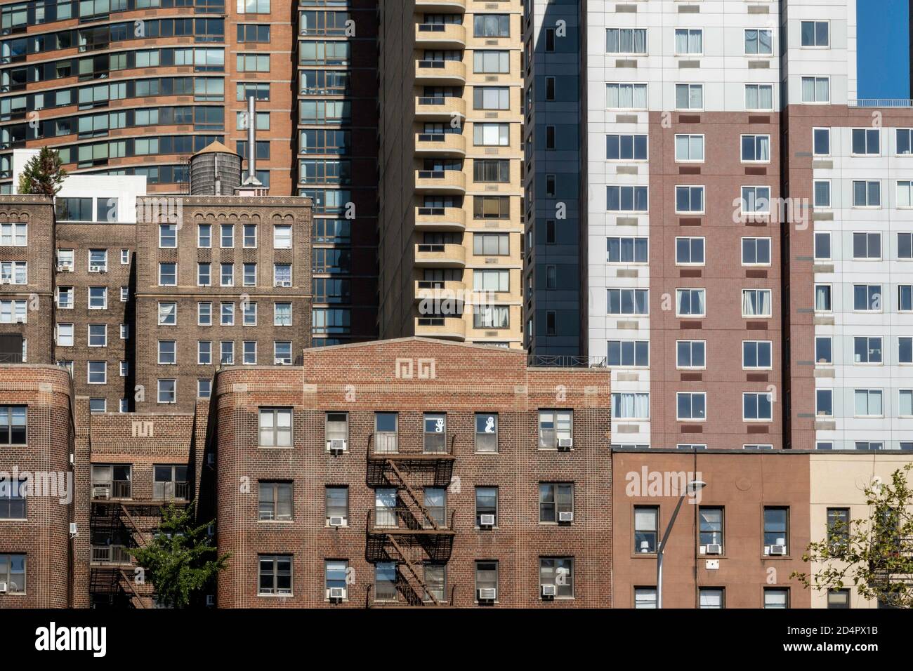 Wohnungen und Büros Gebäude präsentieren kontrastierende Architektur, New York City, USA Stockfoto