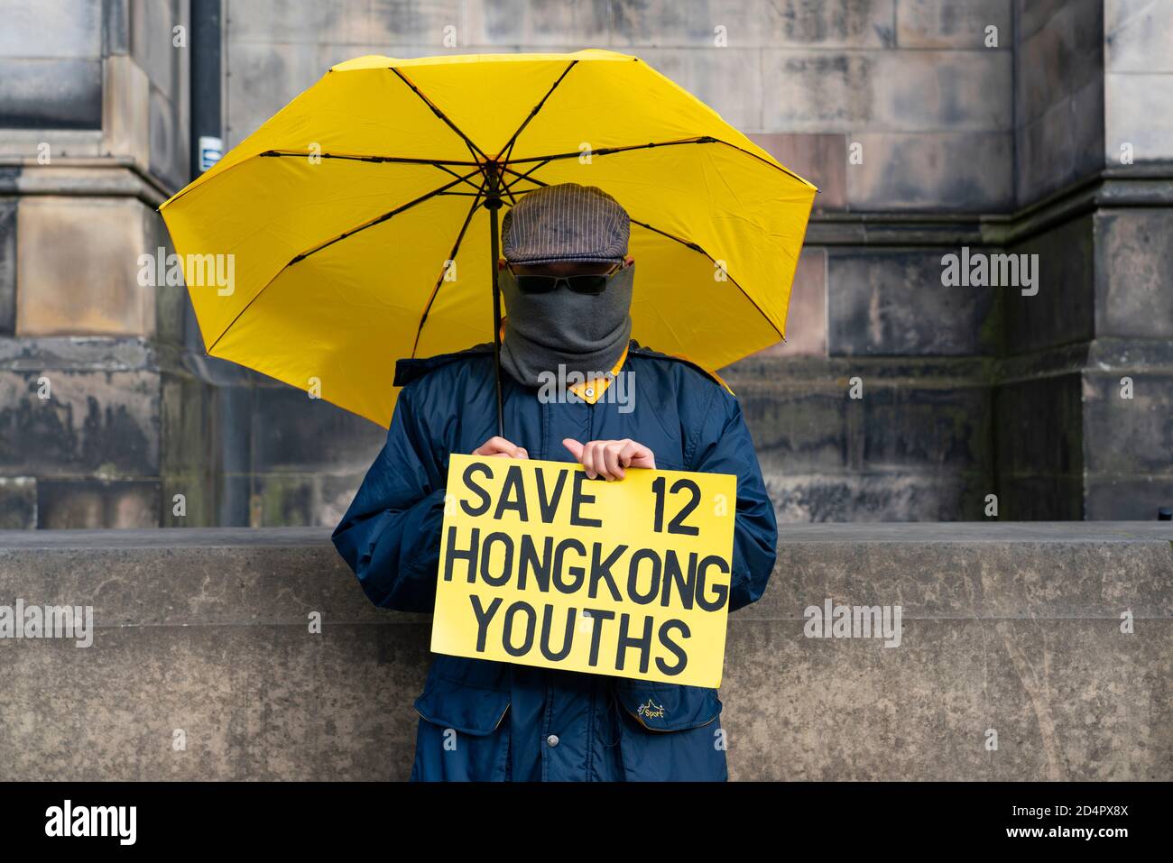 Edinburgh, Schottland, Großbritannien. 10. Oktober 2020. Demonstranten der Pro-Demokratie-Bewegung Hongkongs veranstalteten heute eine Demonstration in der St. Giles Kathedrale. Die Demonstranten protestierten gegen Chinas Verfolgung der ethnischen Minderheit der Uiguren und die neuen nationalen Sicherheitsgesetze, die Hongkong von China auferlegt wurden. Die Demonstranten trugen Gesichtszüge nicht nur als Gesundheitsvorsorge, sondern auch zur Wahrung der Anonymität.das nationale Sicherheitsgesetz bedeutet, dass Hongkonger Staatsangehörige wegen Protestes überall auf der Welt verfolgt werden können. Ein chinesisches Ehepaar aus dem Festland in einer Wohnung gegenüber zerrte die Demonstranten und filmte sie. Stockfoto