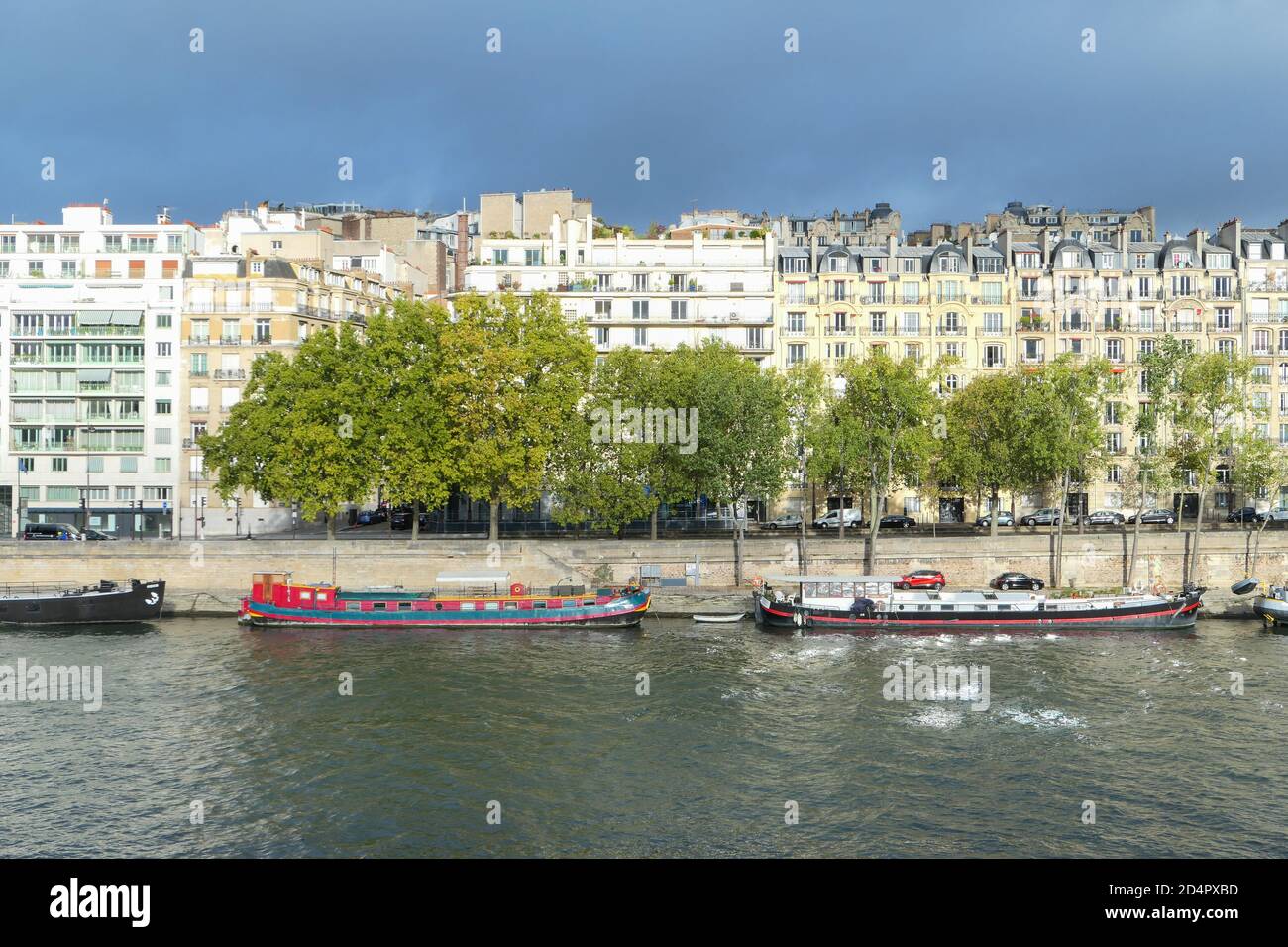Paris, Frankreich. Oktober 04. 2020. Wohnboote. Barge auf der seine. Haussmann-Gebäude im Hintergrund. Touristenbereich sehr frequentiert. Stockfoto
