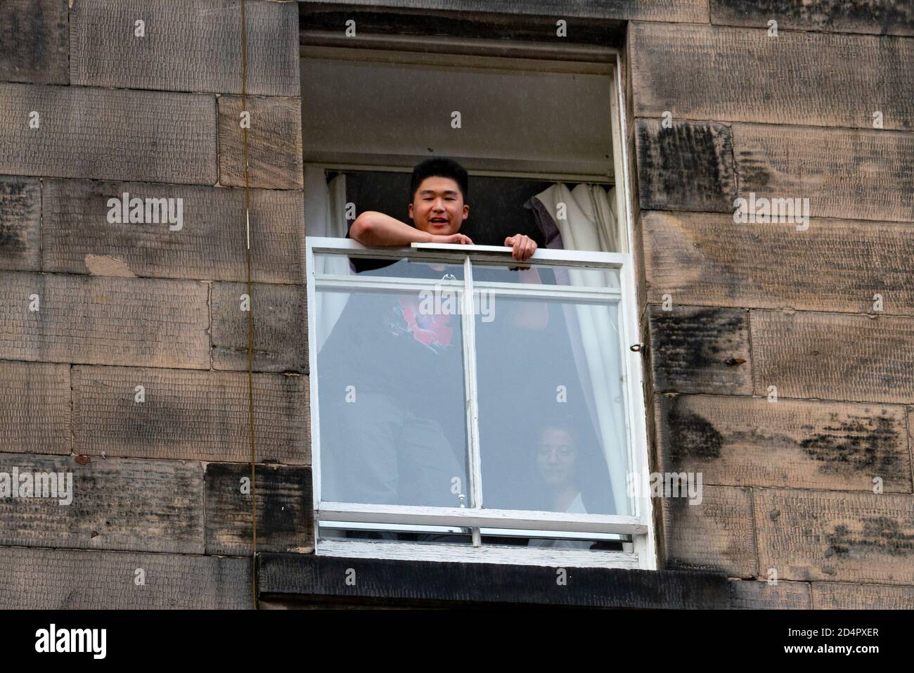 Edinburgh, Schottland, Großbritannien. 10. Oktober 2020. Demonstranten der Pro-Demokratie-Bewegung Hongkongs veranstalteten heute eine Demonstration in der St. Giles Kathedrale. Die Demonstranten protestierten gegen Chinas Verfolgung der ethnischen Minderheit der Uiguren und die neuen nationalen Sicherheitsgesetze, die Hongkong von China auferlegt wurden. Die Demonstranten trugen Gesichtszüge nicht nur als Gesundheitsvorsorge, sondern auch zur Wahrung der Anonymität.das nationale Sicherheitsgesetz bedeutet, dass Hongkonger Staatsangehörige wegen Protestes überall auf der Welt verfolgt werden können. Ein chinesisches Ehepaar aus dem Festland in einer Wohnung gegenüber zerrte die Demonstranten und filmte sie. Stockfoto