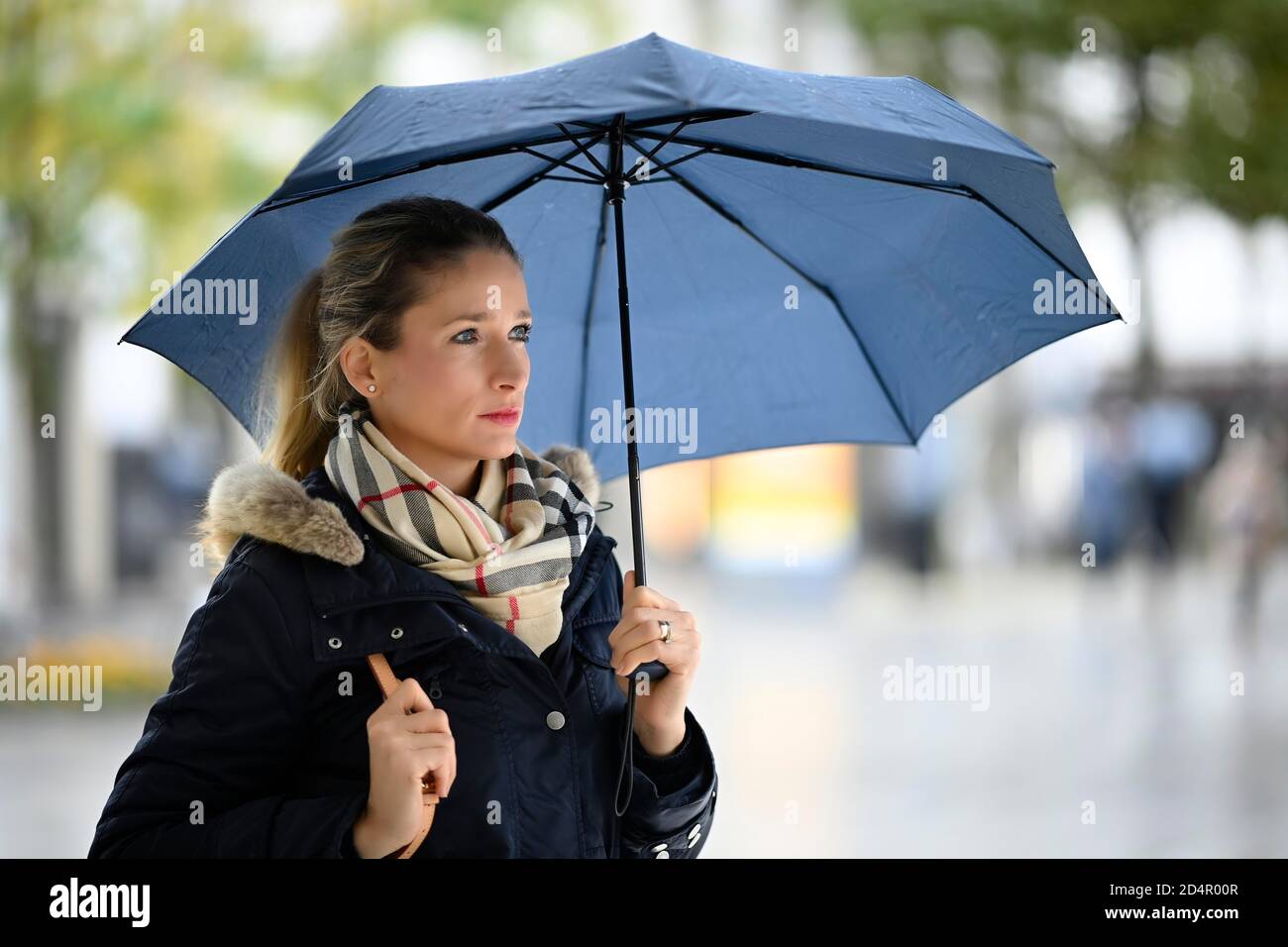 Frau mit Regenschirm, serious Look, Portrait, Stuttgart, Baden-Württemberg, Deutschland, Europa Stockfoto