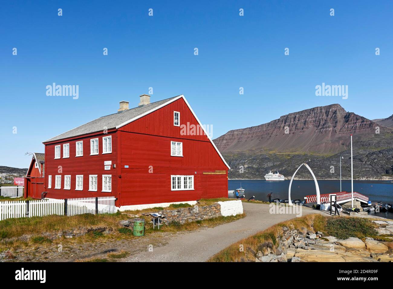 Museum an der Anlegestelle für Boote mit Anlegesteg und Torbogen aus Walkieferknochen, Qeqertarsuaq, Disco-Insel, Disco-Bucht, Grönland, Nordamerika Stockfoto