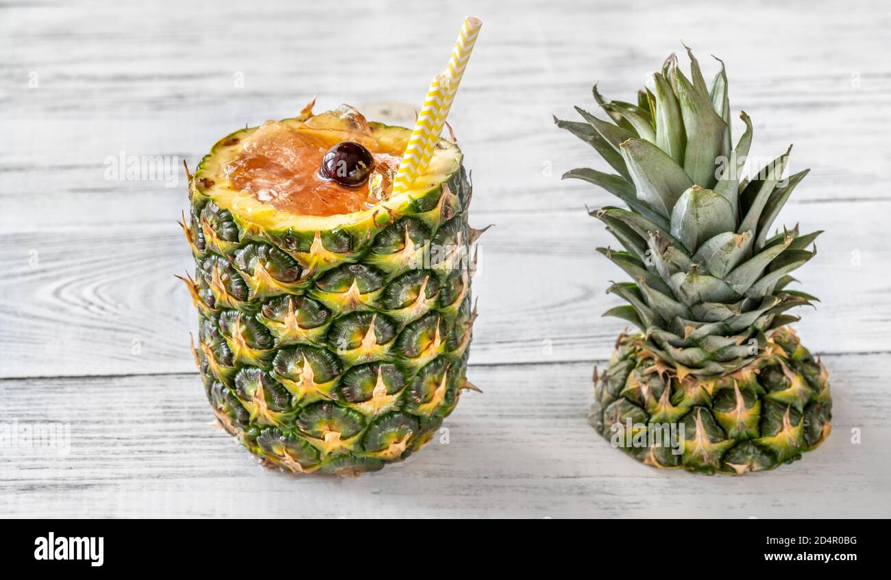 Bahama Mama Cocktail serviert in ausgehöhlter frischer Ananas Stockfoto